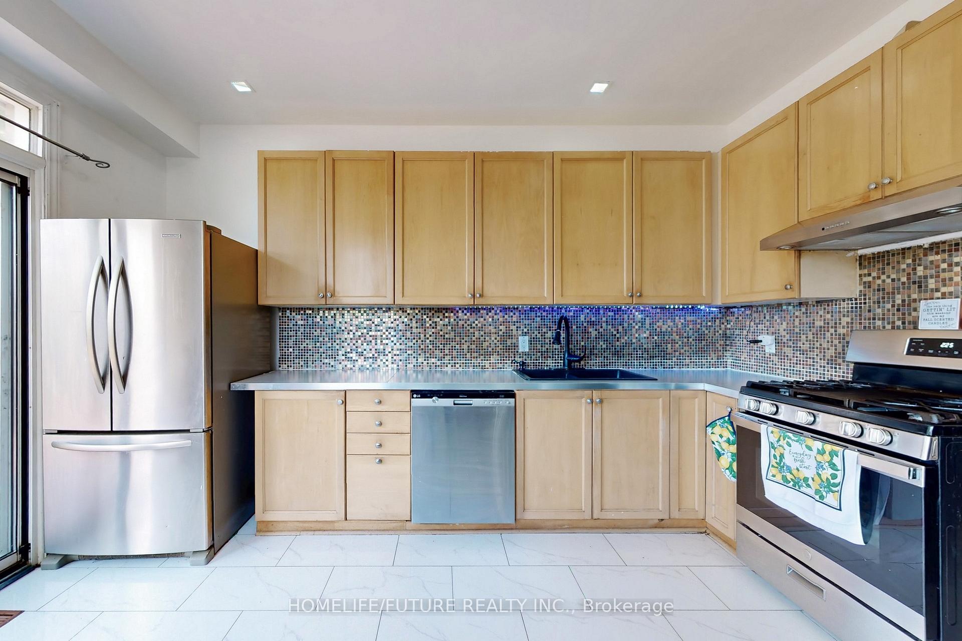 Photo 5 of 1109 Timberland Crescent, Oshawa, Pinecrest — HOMEH