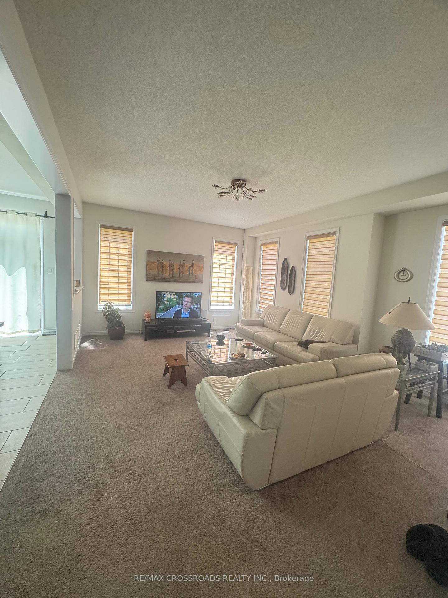 Photo 7 of 7699 Buckeye Crescent, Niagara Falls, Brown — HOMEH