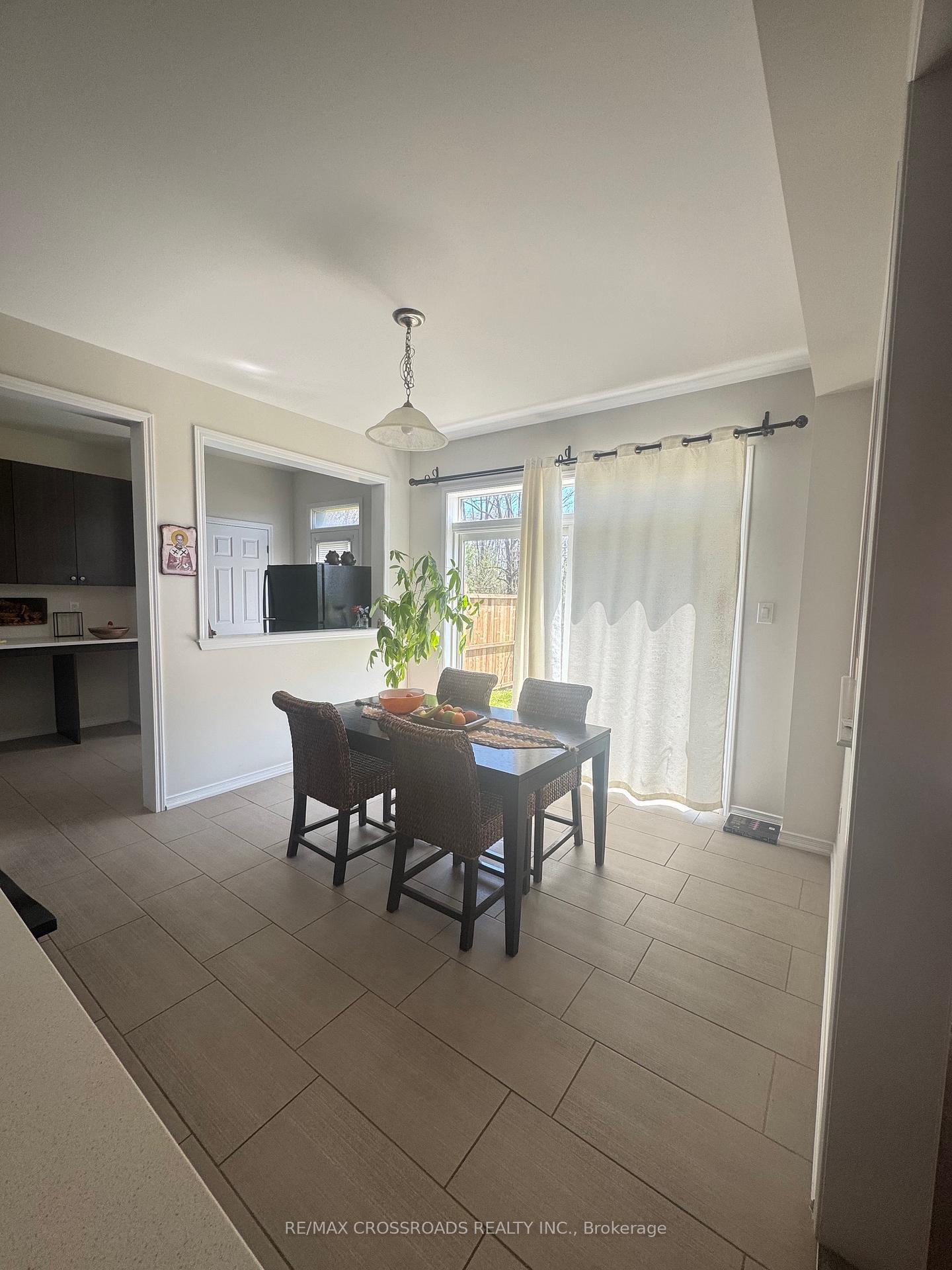 Photo 9 of 7699 Buckeye Crescent, Niagara Falls, Brown — HOMEH