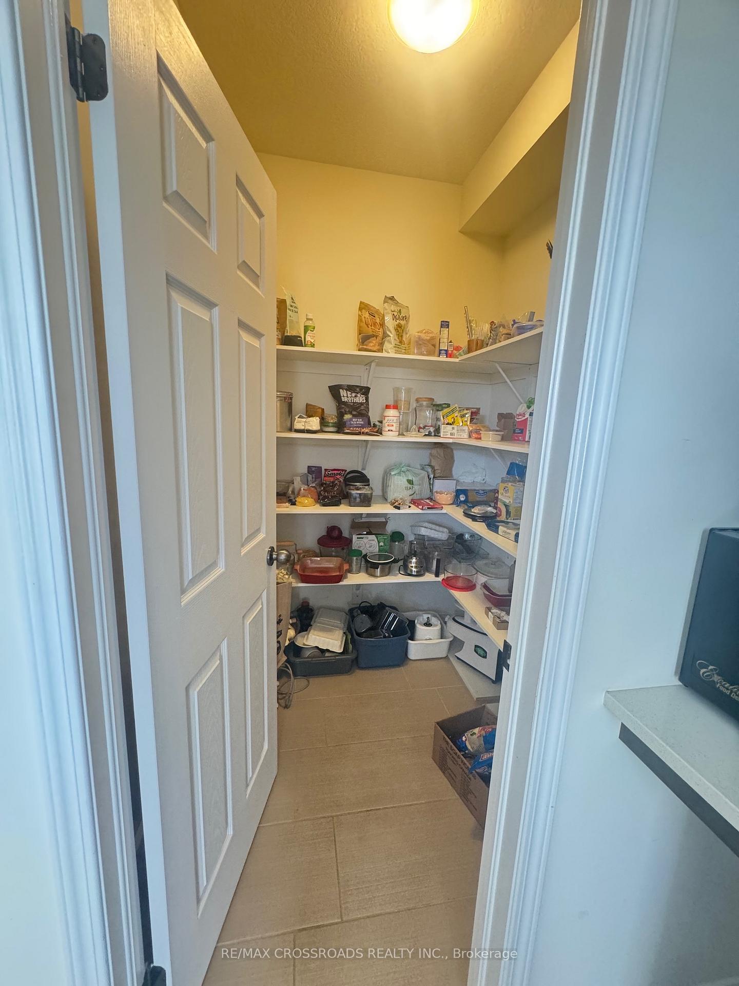 Photo 14 of 7699 Buckeye Crescent, Niagara Falls, Brown — HOMEH