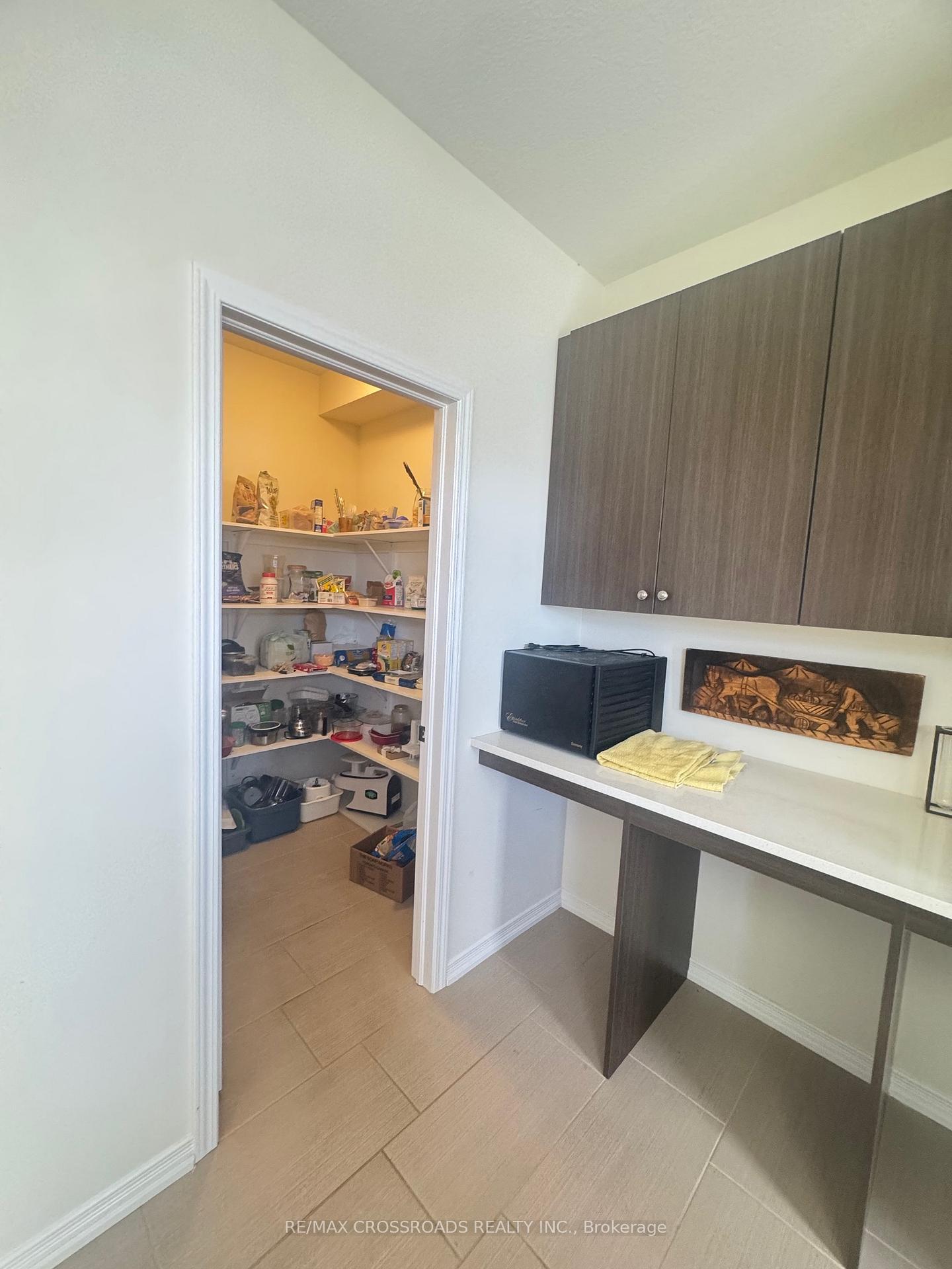 Photo 16 of 7699 Buckeye Crescent, Niagara Falls, Brown — HOMEH