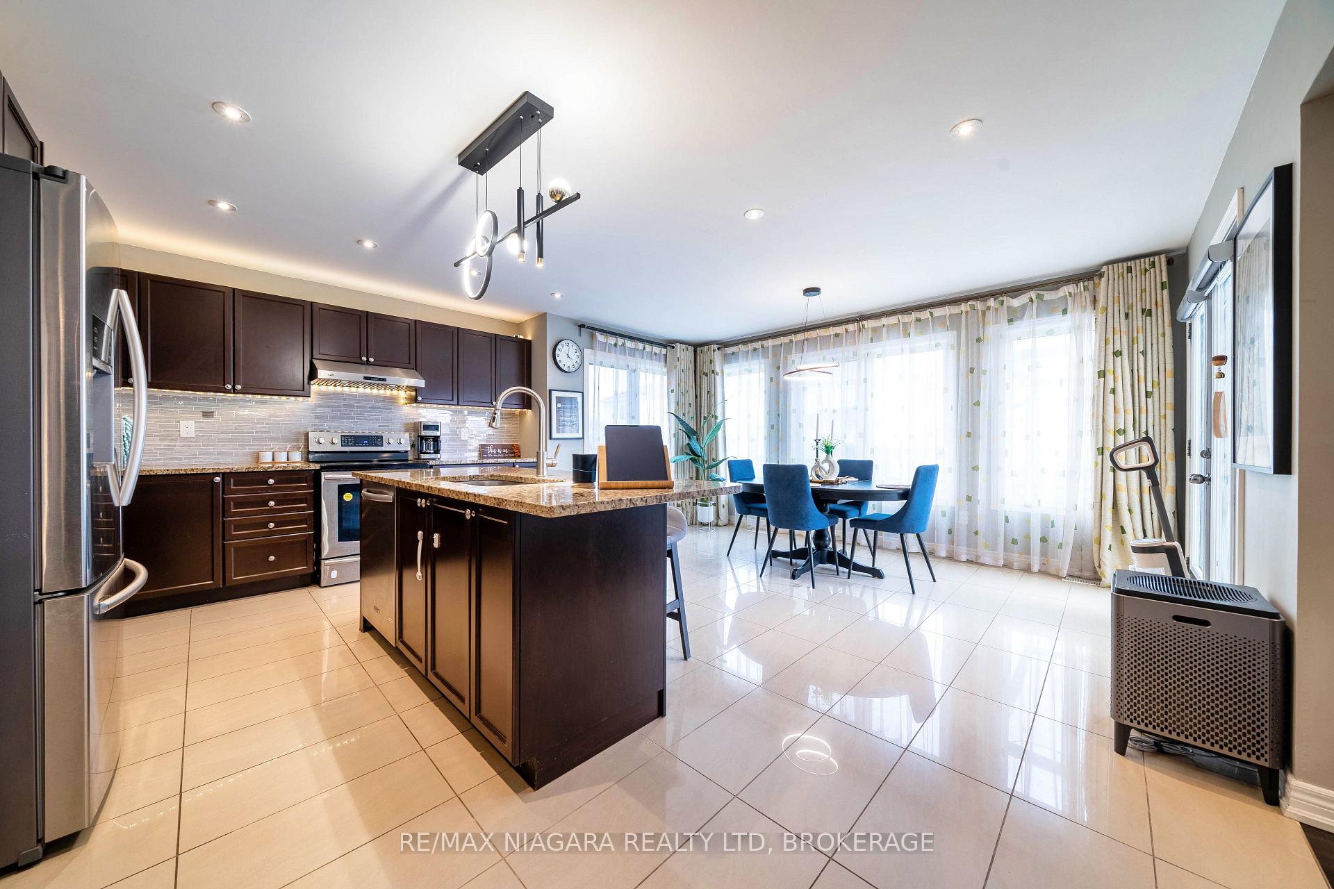 Photo 13 of 6427 Dilalla Crescent, Niagara Falls, Forestview — HOMEH