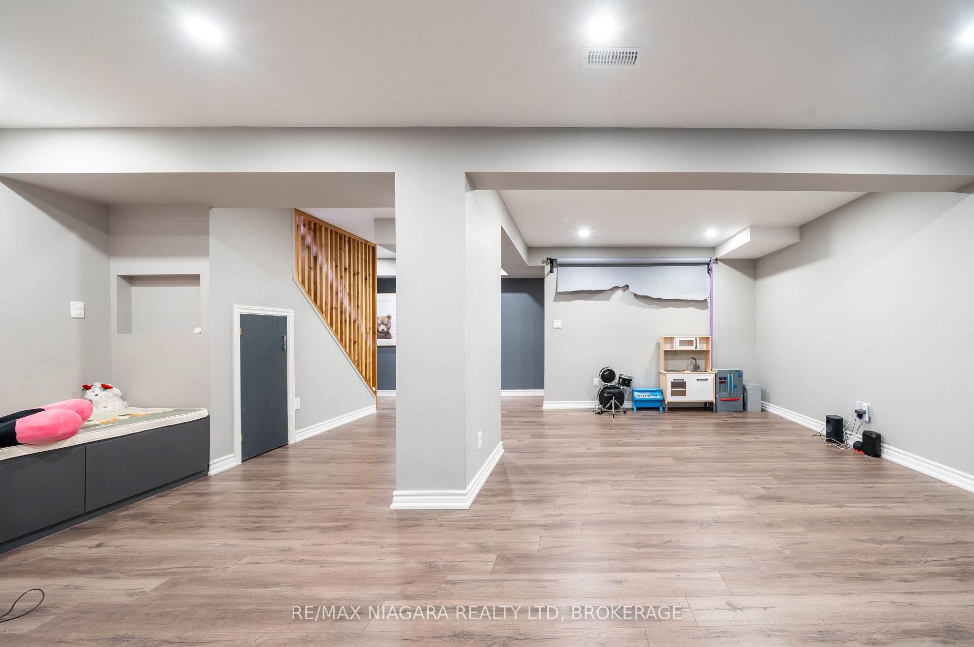 Photo 40 of 6427 Dilalla Crescent, Niagara Falls, Forestview — HOMEH