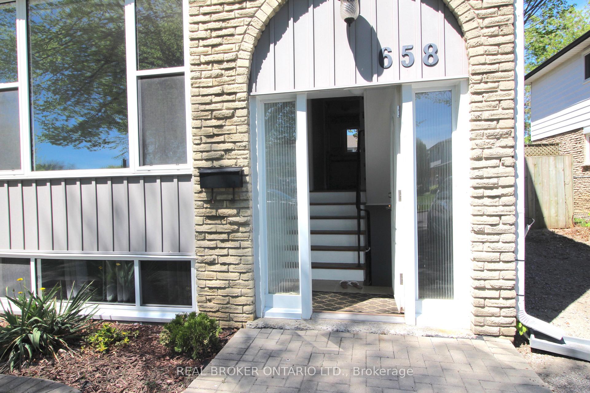 Photo 3 of 658 Berwick Crescent, Oshawa, McLaughlin — HOMEH