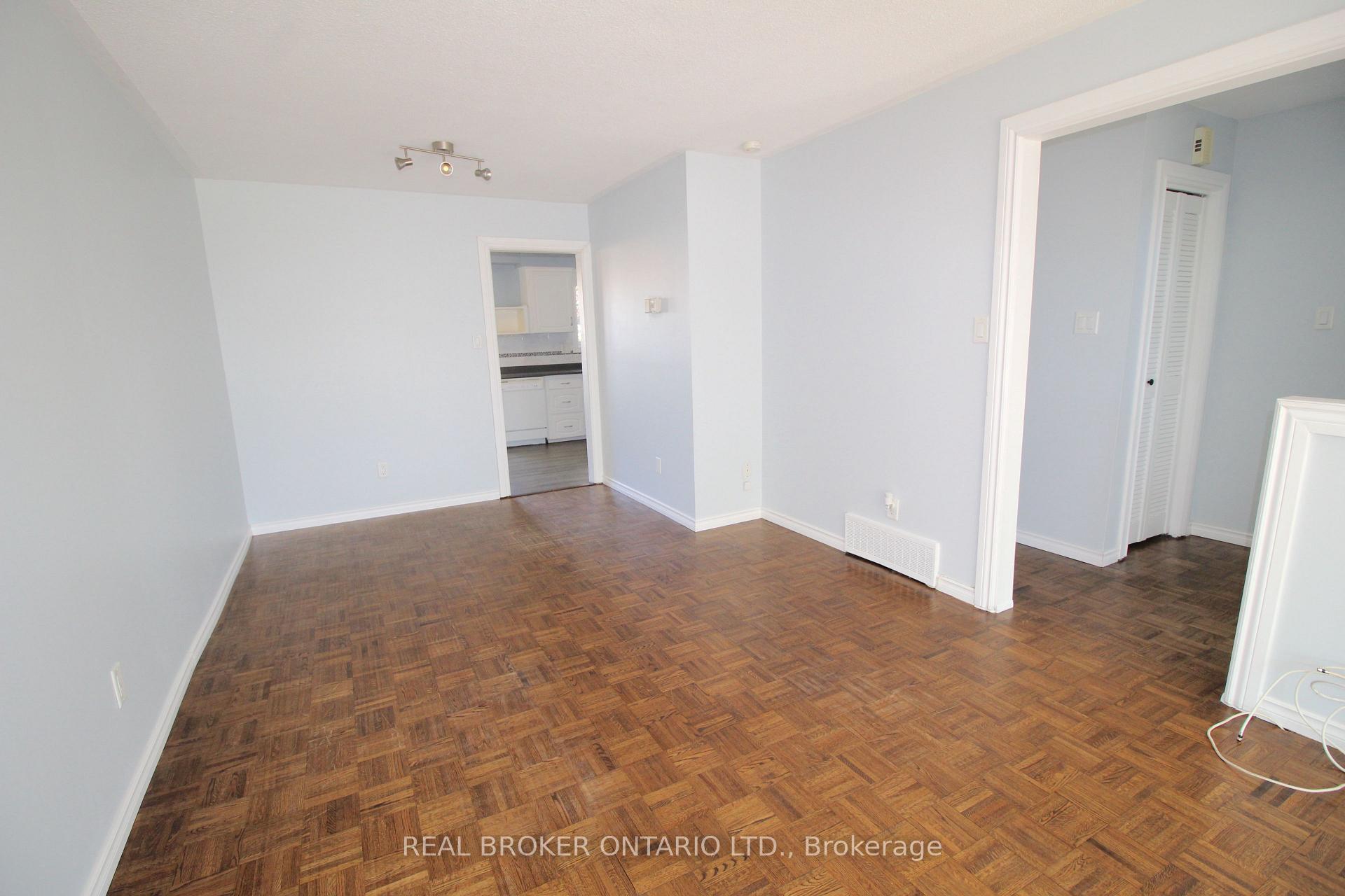 Photo 4 of 658 Berwick Crescent, Oshawa, McLaughlin — HOMEH