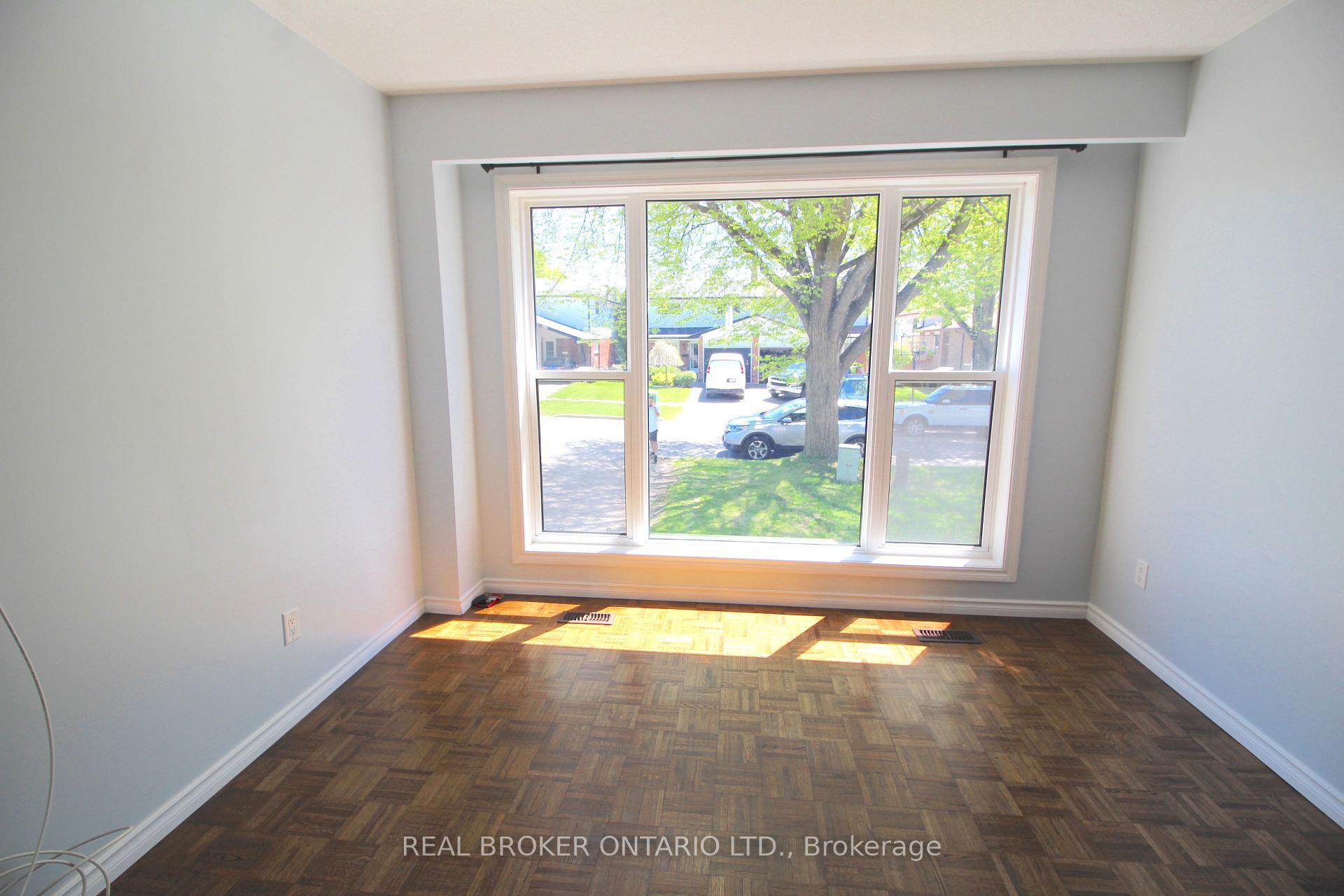Photo 5 of 658 Berwick Crescent, Oshawa, McLaughlin — HOMEH