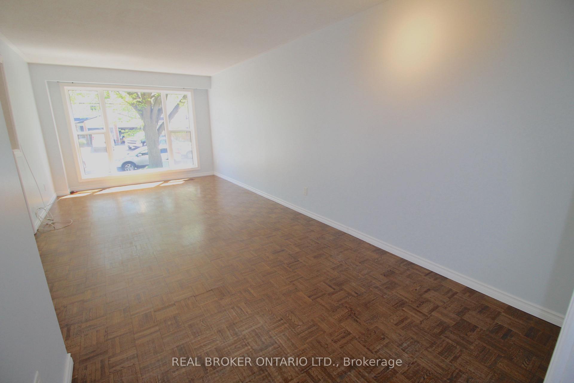 Photo 6 of 658 Berwick Crescent, Oshawa, McLaughlin — HOMEH