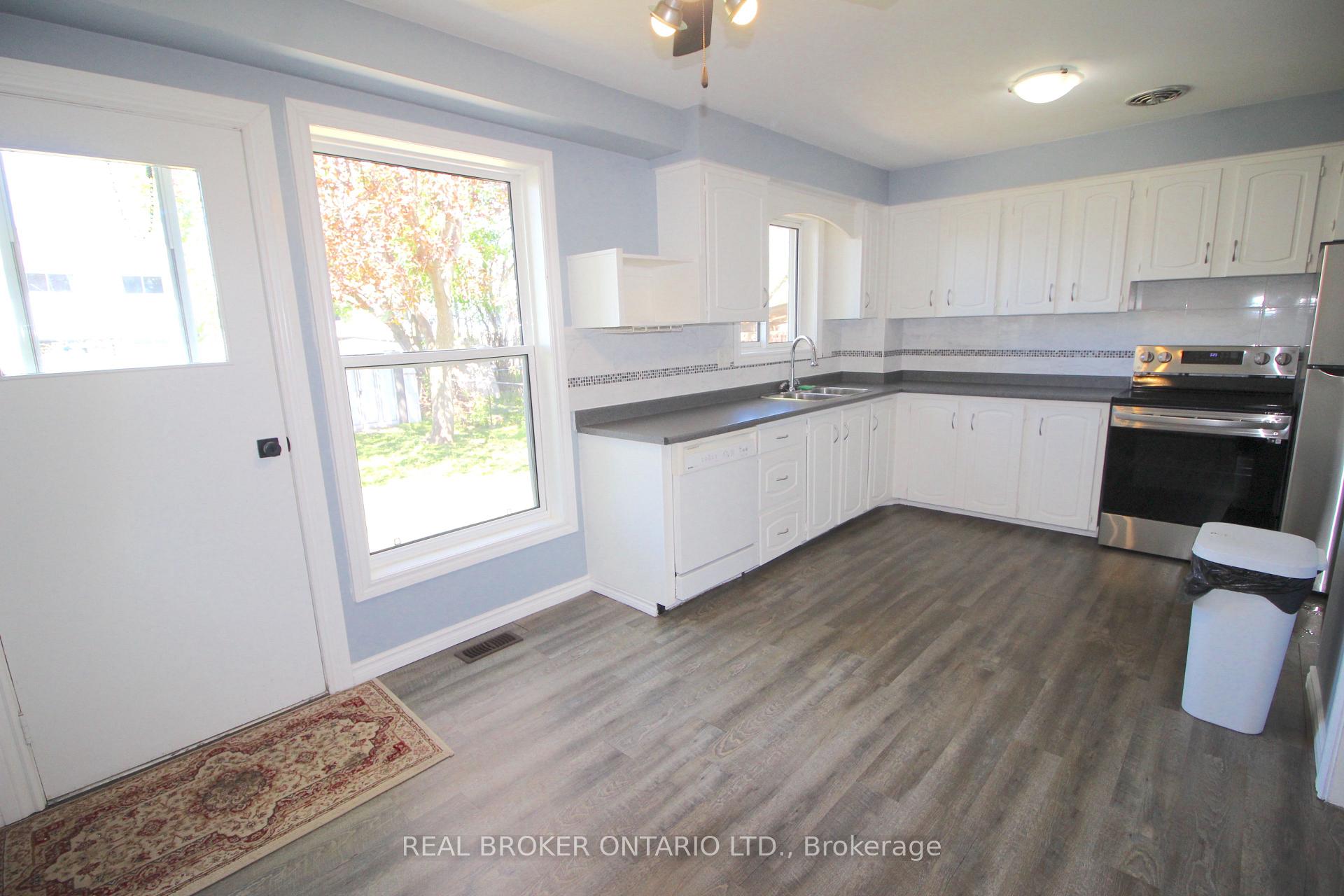Photo 10 of 658 Berwick Crescent, Oshawa, McLaughlin — HOMEH