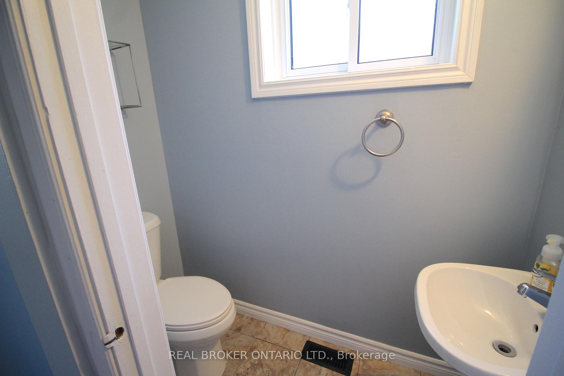 Photo 12 of 658 Berwick Crescent, Oshawa, McLaughlin — HOMEH