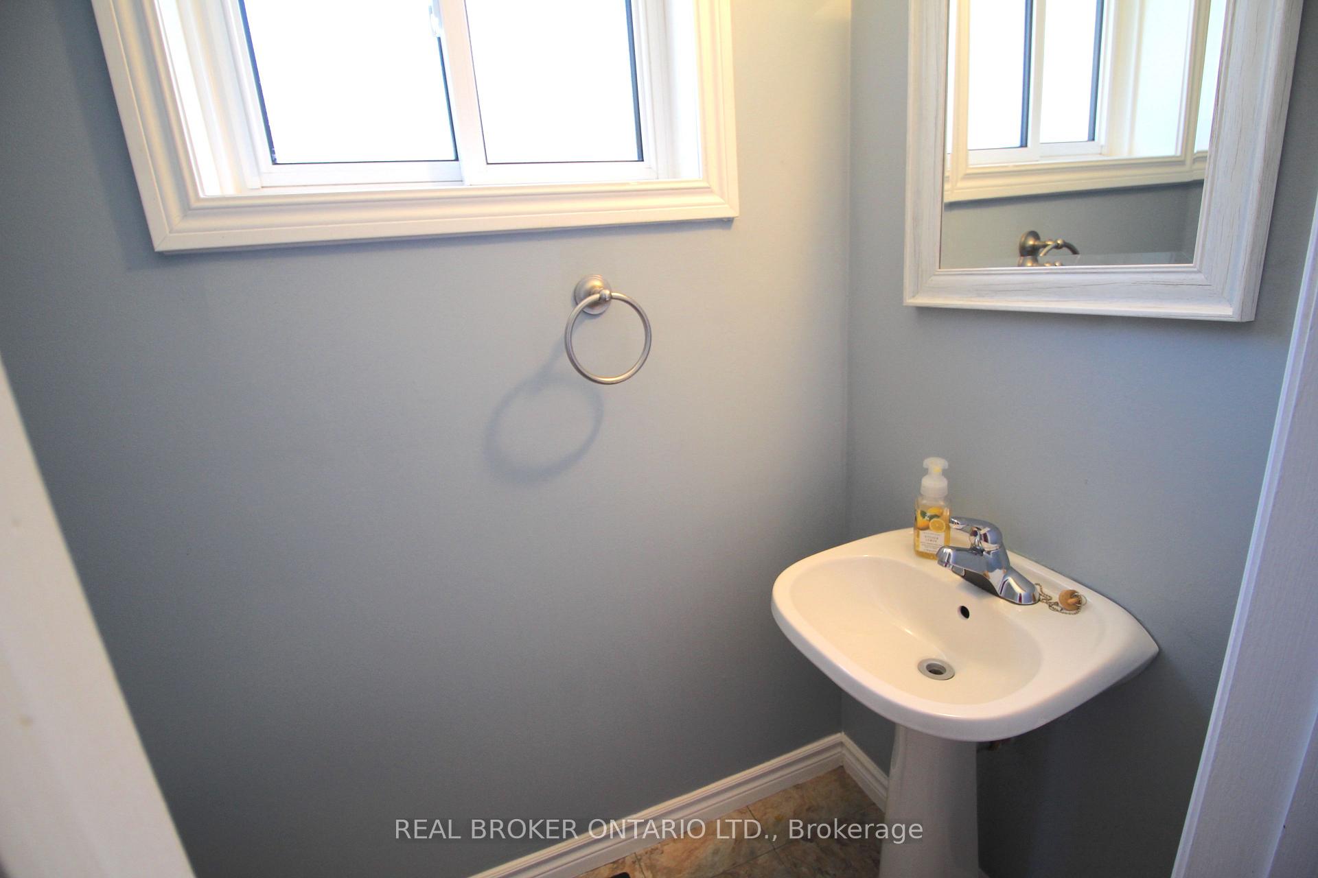 Photo 13 of 658 Berwick Crescent, Oshawa, McLaughlin — HOMEH