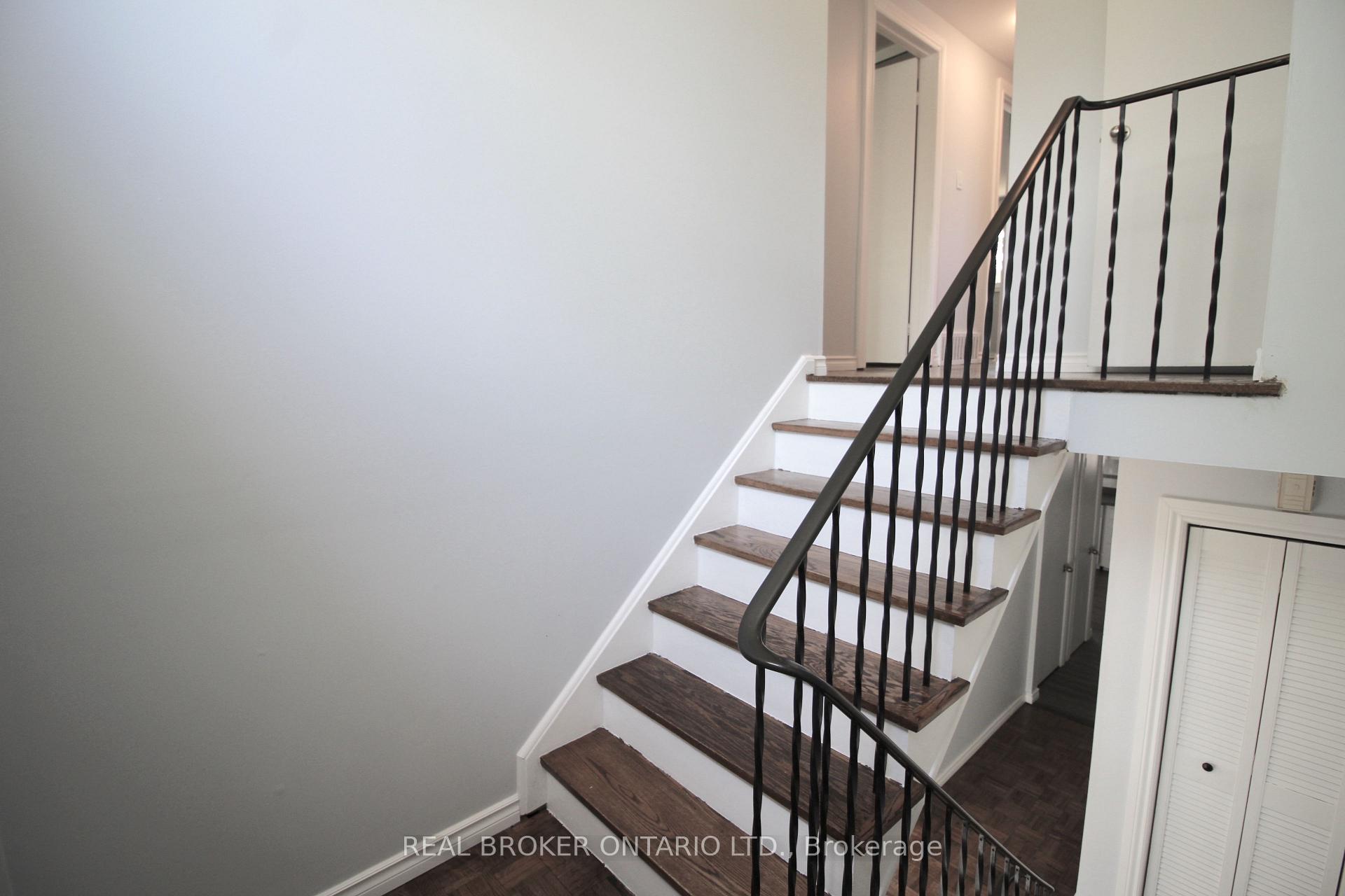 Photo 16 of 658 Berwick Crescent, Oshawa, McLaughlin — HOMEH