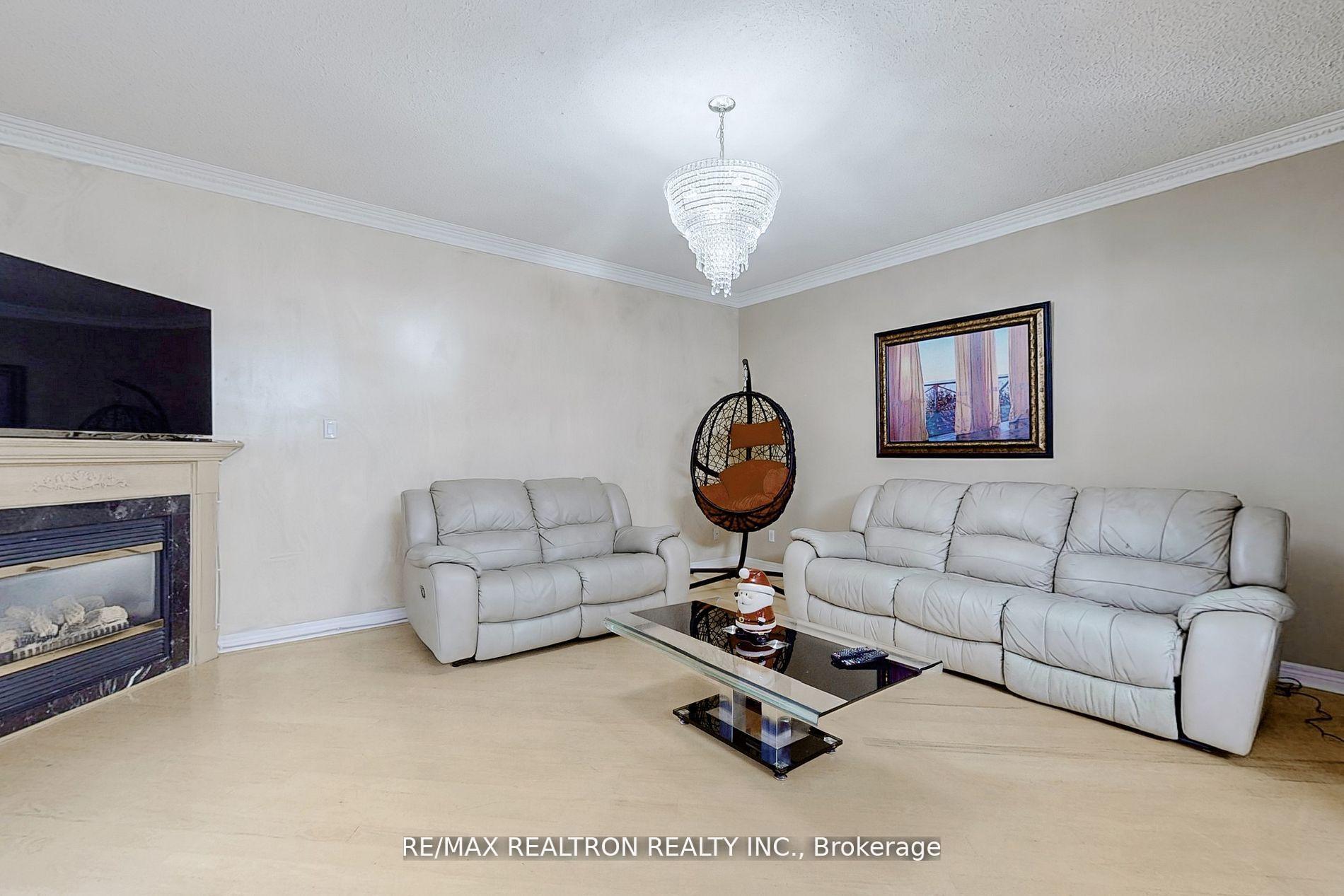 Photo 11 of 1139 Gossamer Drive, Pickering, Liverpool — HOMEH