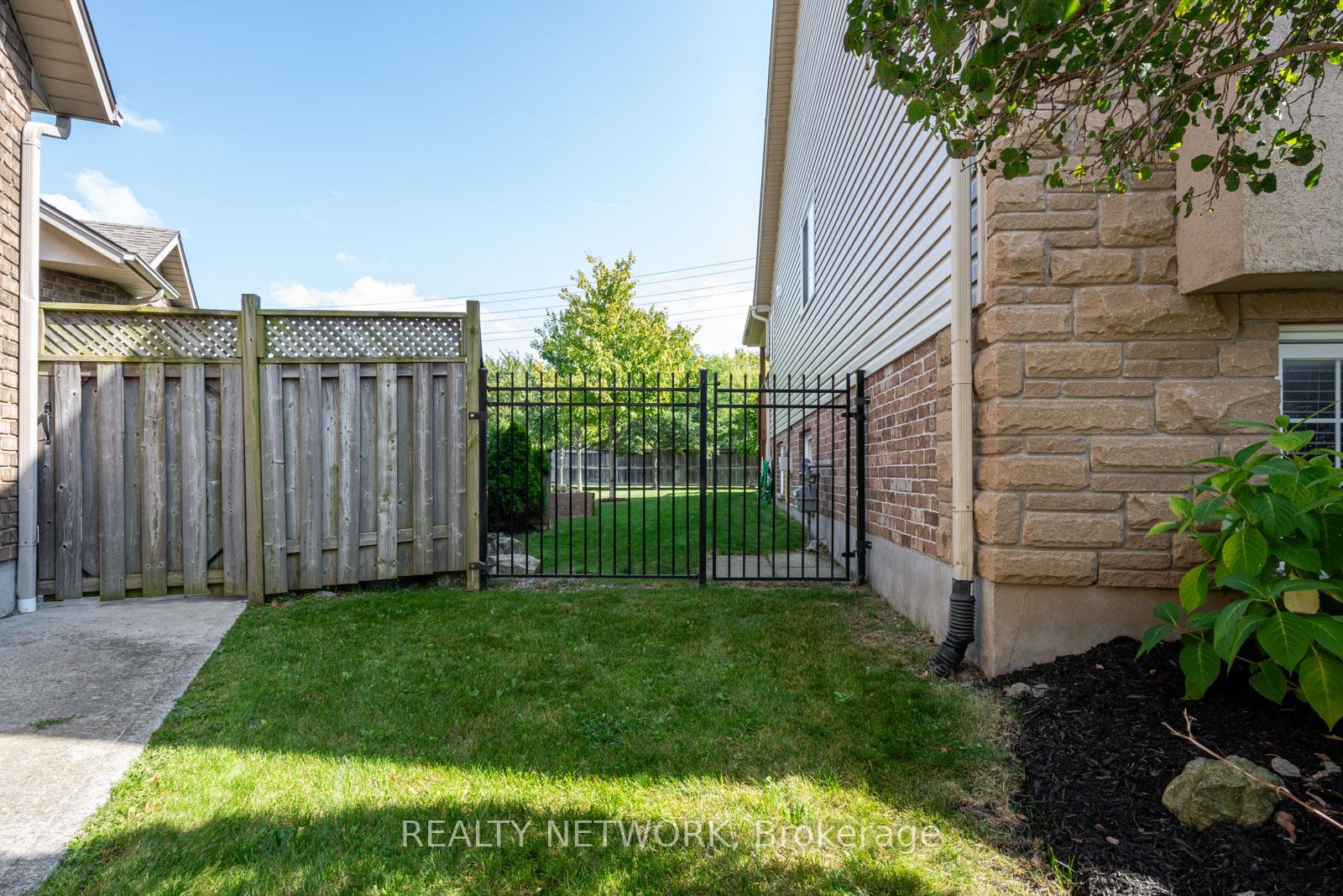 Photo 3 of 8301 Mullen Court, Niagara Falls, Ascot — HOMEH