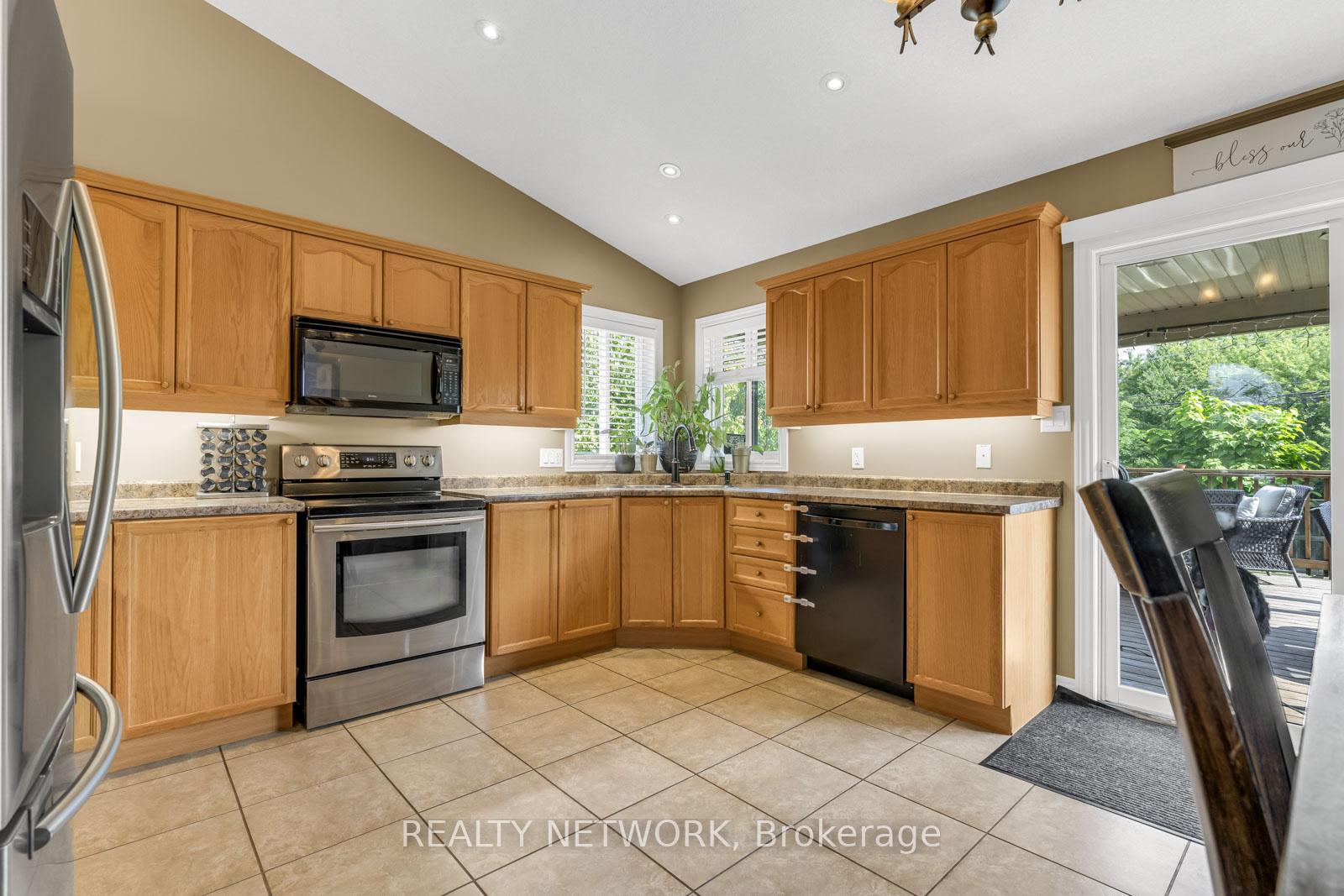 Photo 10 of 8301 Mullen Court, Niagara Falls, Ascot — HOMEH