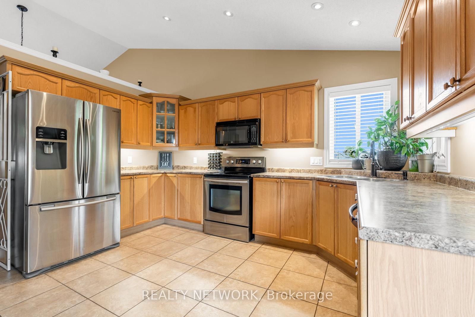 Photo 11 of 8301 Mullen Court, Niagara Falls, Ascot — HOMEH