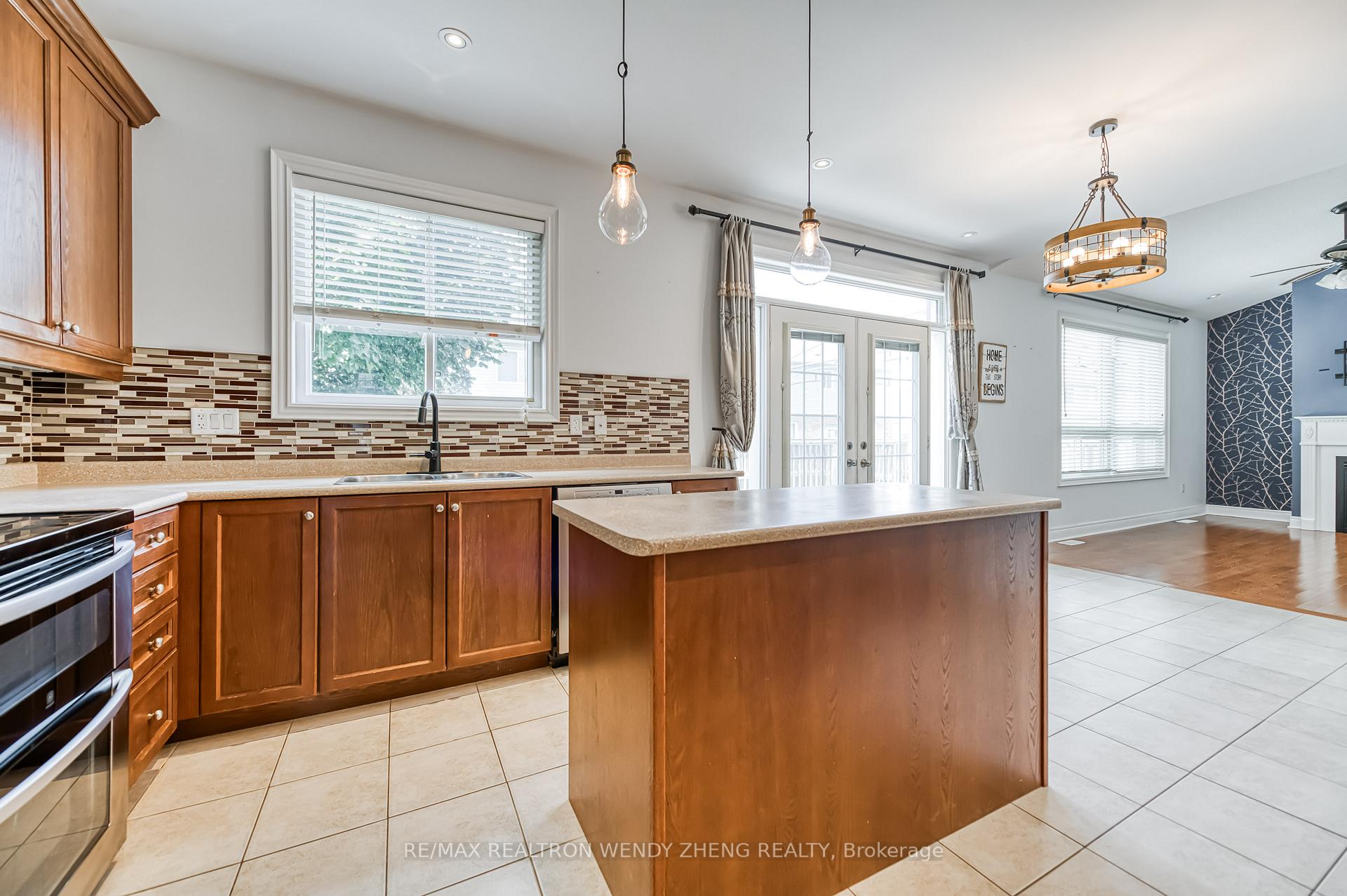 Photo 4 of 566 Fleetwood Drive, Oshawa, Eastdale — HOMEH