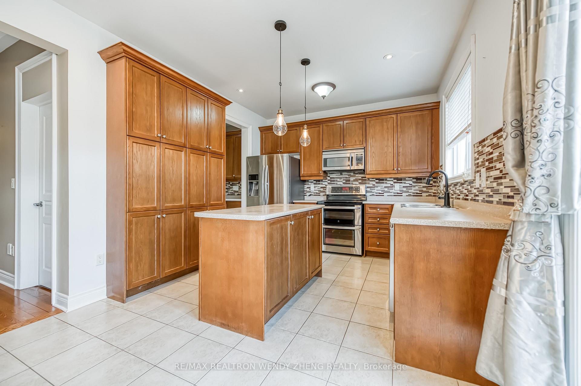 Photo 5 of 566 Fleetwood Drive, Oshawa, Eastdale — HOMEH