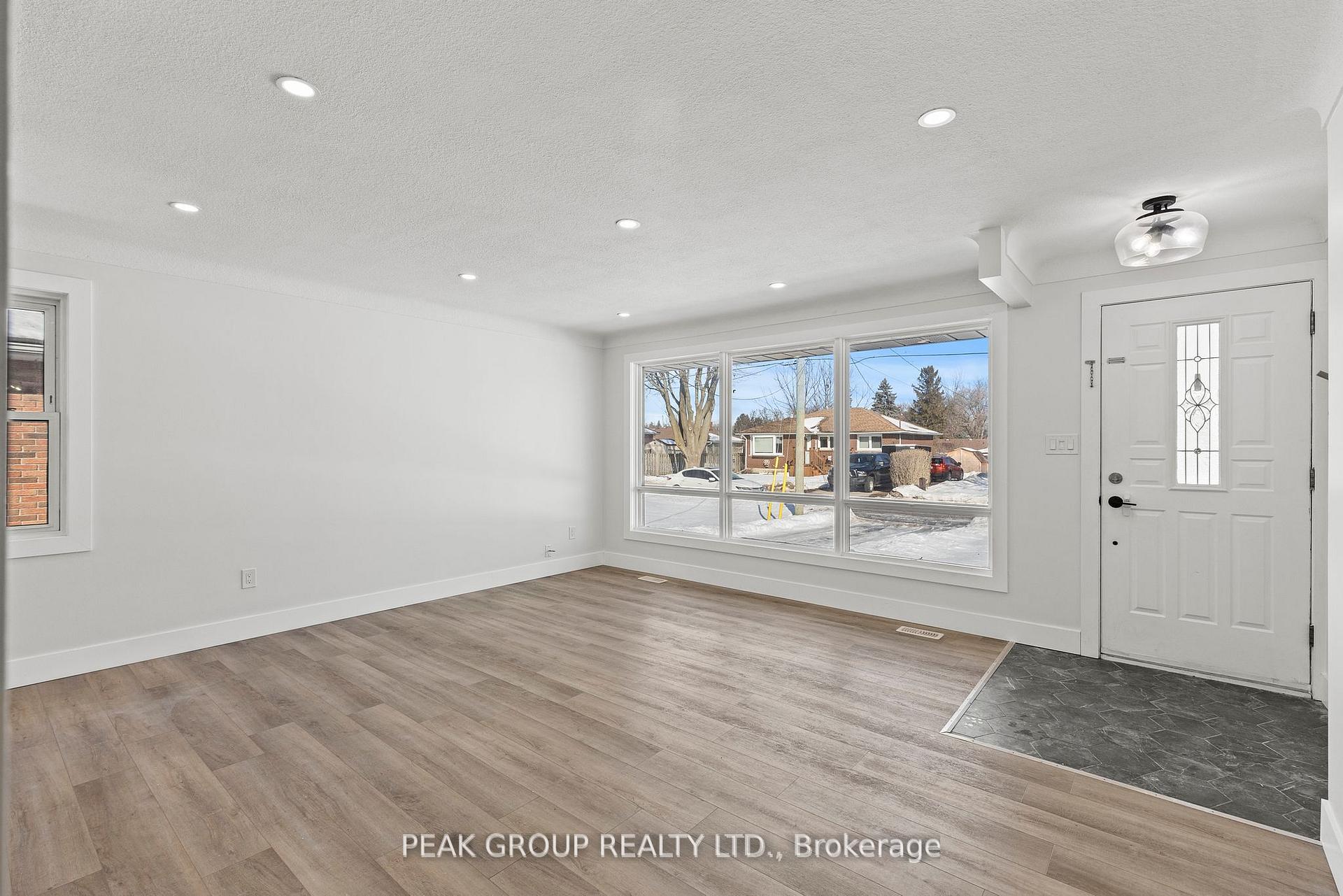 Photo 4 of 5920 Silverwood Crescent, Niagara Falls, Church's Lane — HOMEH