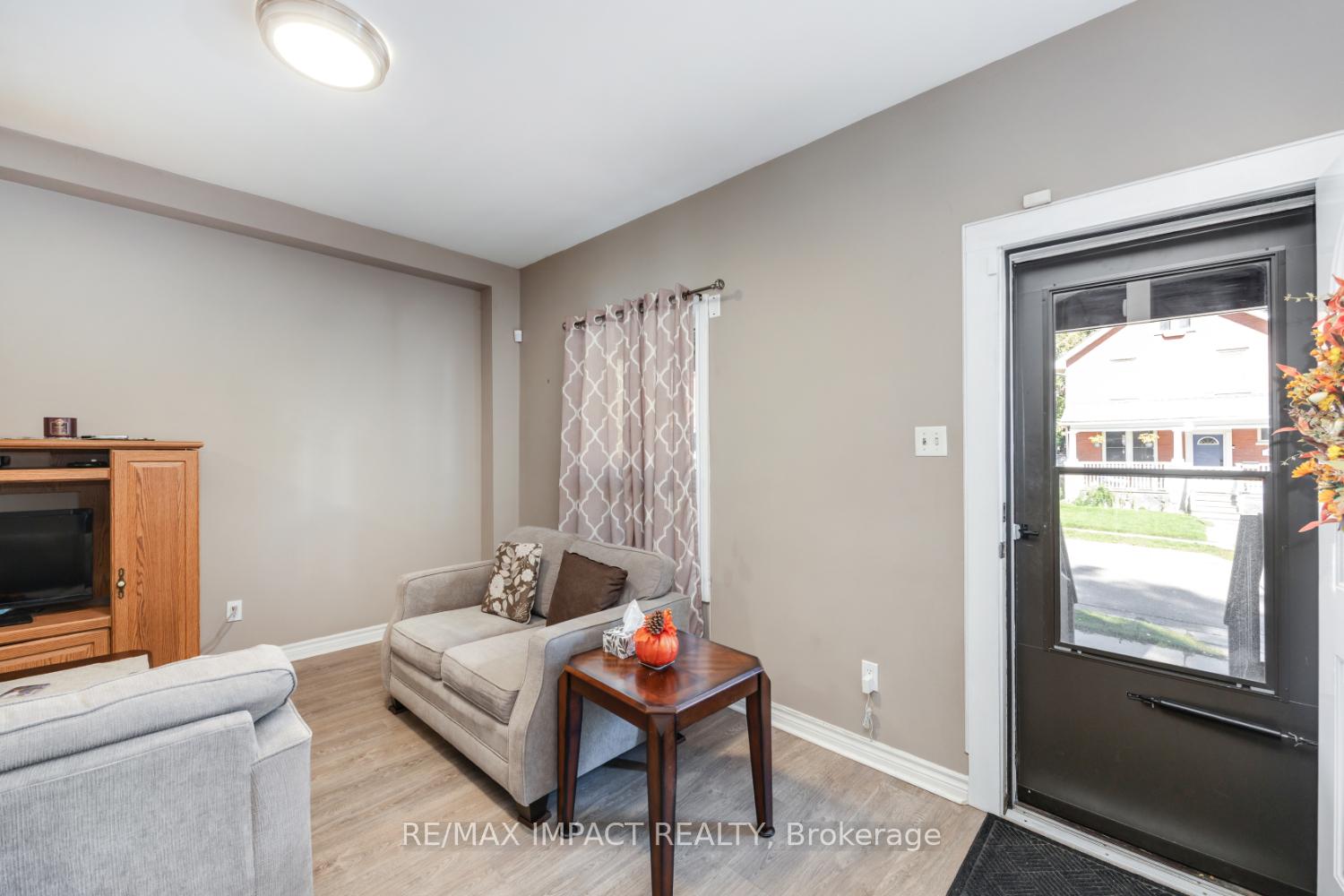 Photo 7 of 255 Arthur Street E, Oshawa, Central — HOMEH