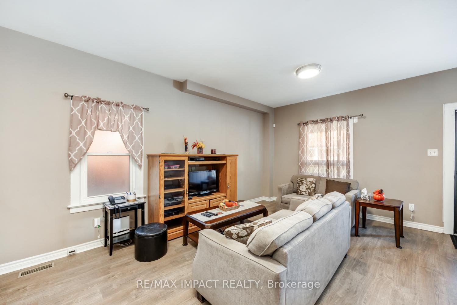 Photo 13 of 255 Arthur Street E, Oshawa, Central — HOMEH