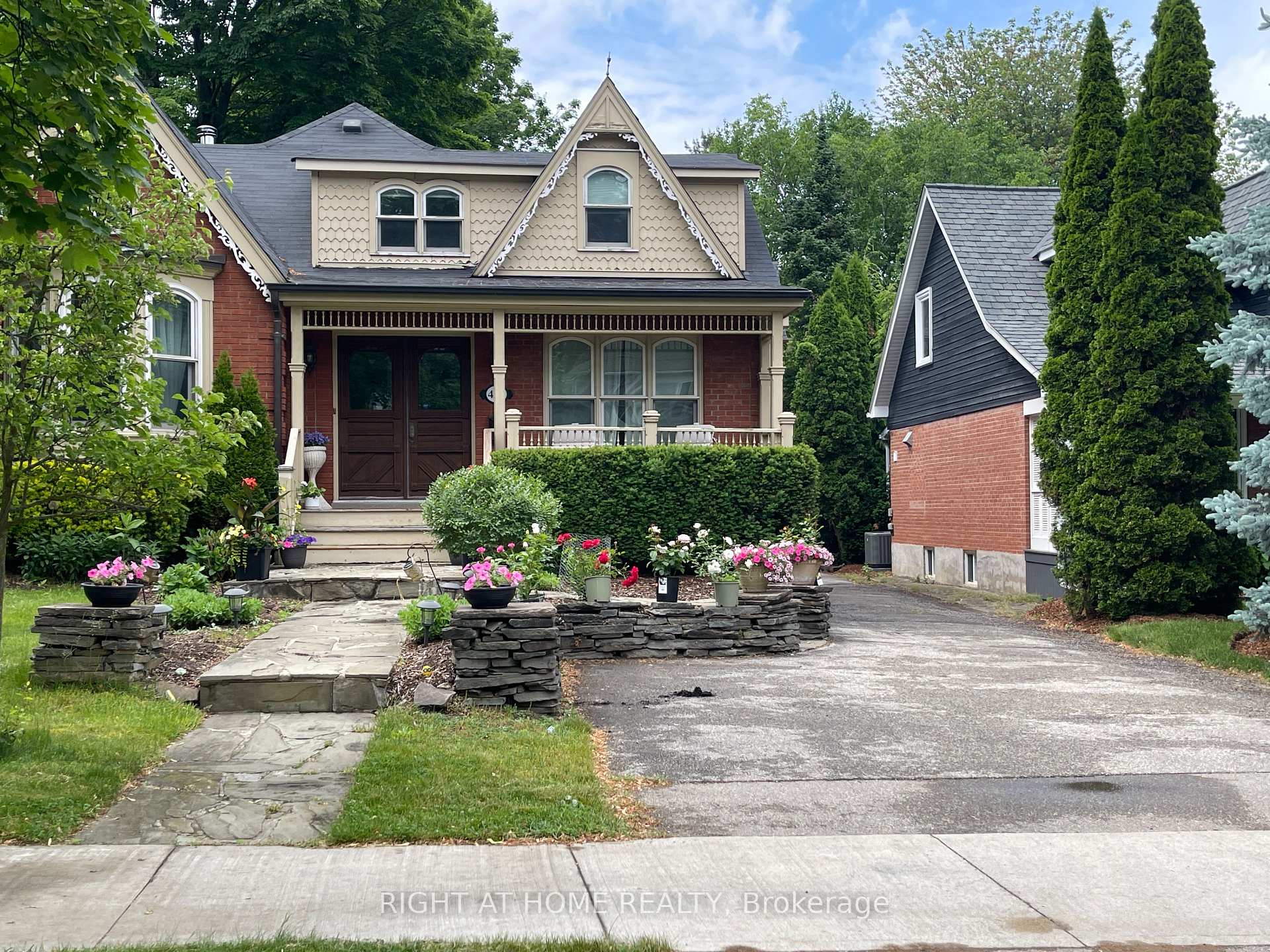 Front of 435 Maple Avenue