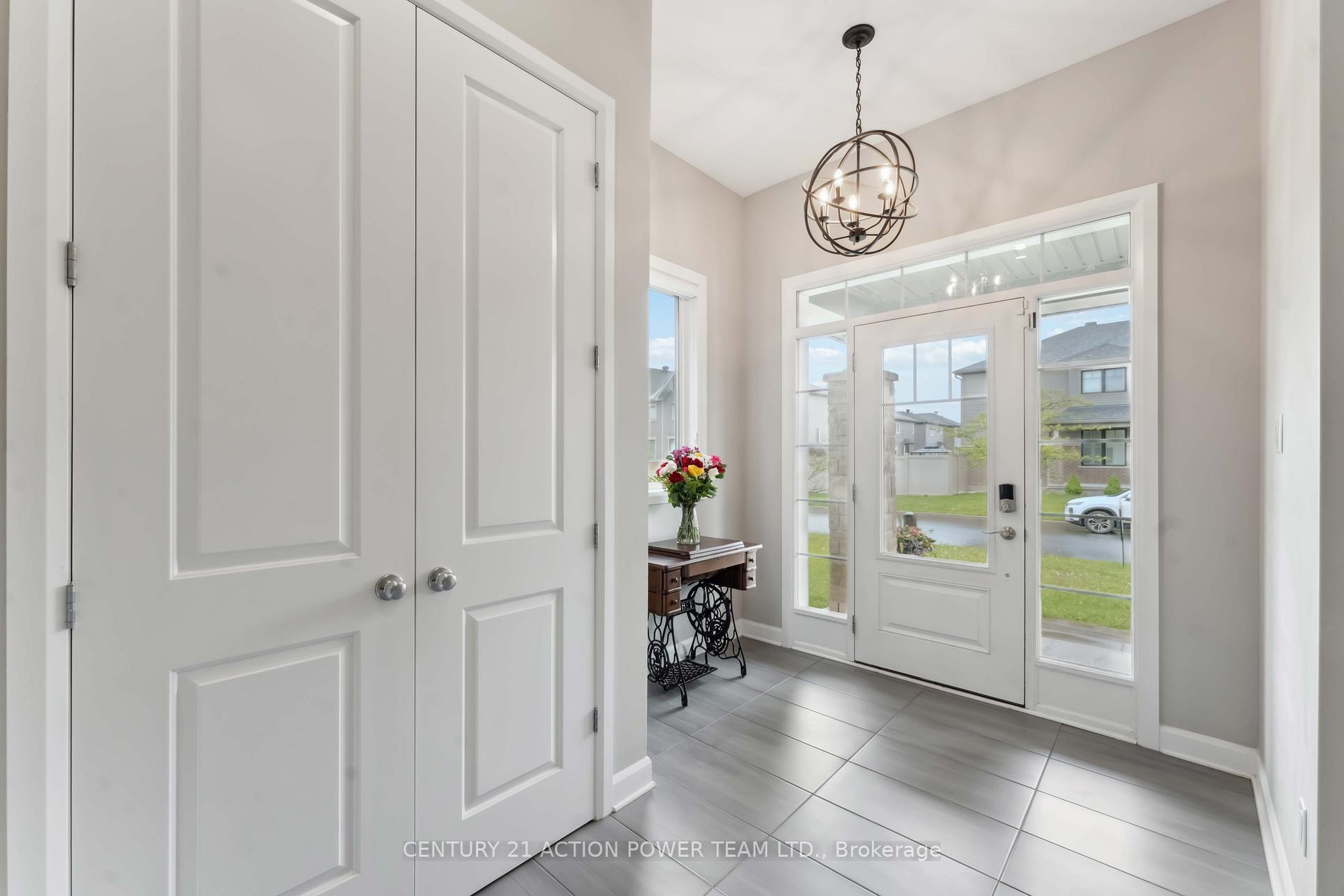 Photo 3 of 266 Esturgeon Street, Ottawa, Avalon West — HOMEH