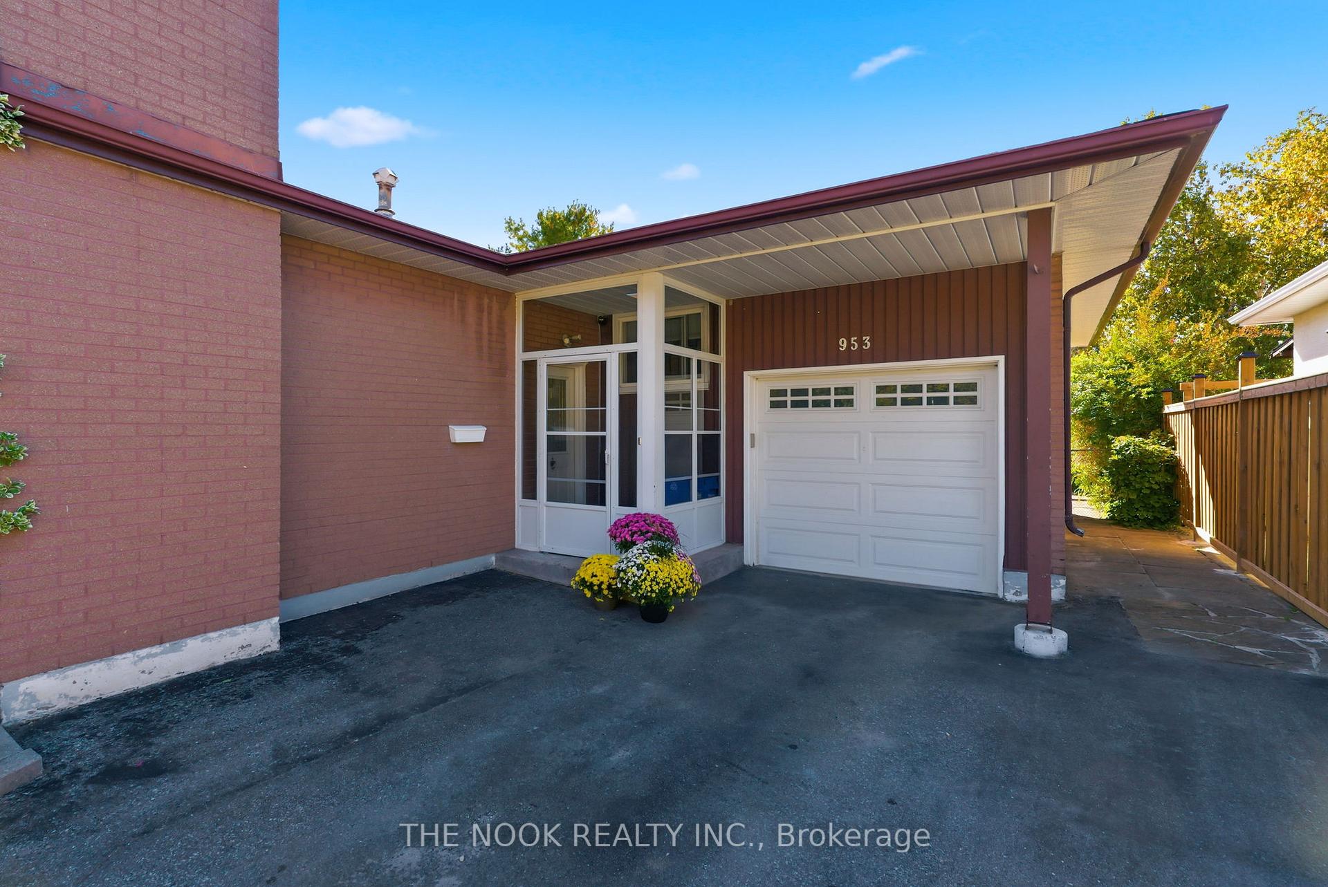 Photo 4 of 953 Essa Crescent, Pickering, West Shore — HOMEH
