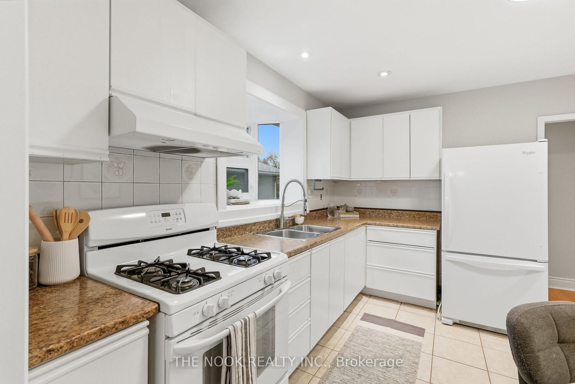 Photo 14 of 953 Essa Crescent, Pickering, West Shore — HOMEH