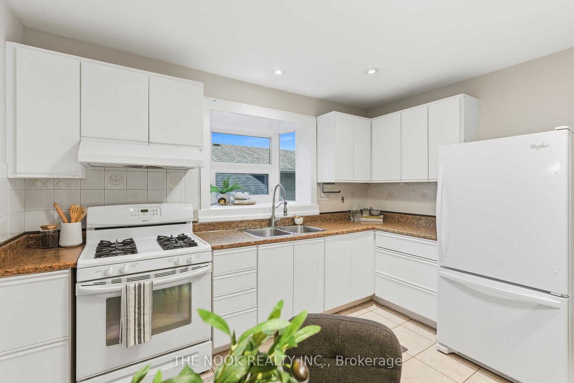 Photo 17 of 953 Essa Crescent, Pickering, West Shore — HOMEH