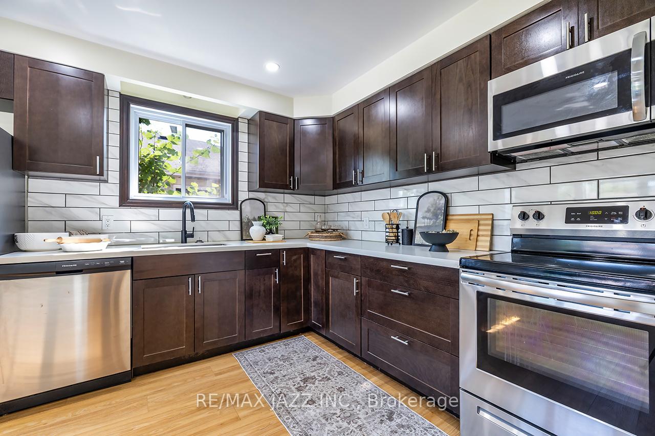 Photo 4 of 843 Charisma Crescent, Oshawa, McLaughlin — HOMEH