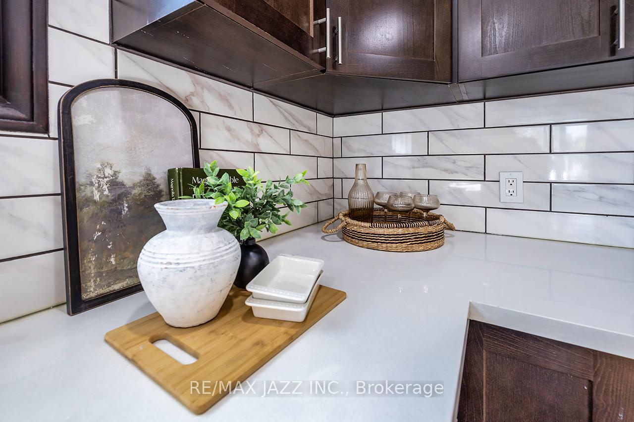 Photo 5 of 843 Charisma Crescent, Oshawa, McLaughlin — HOMEH