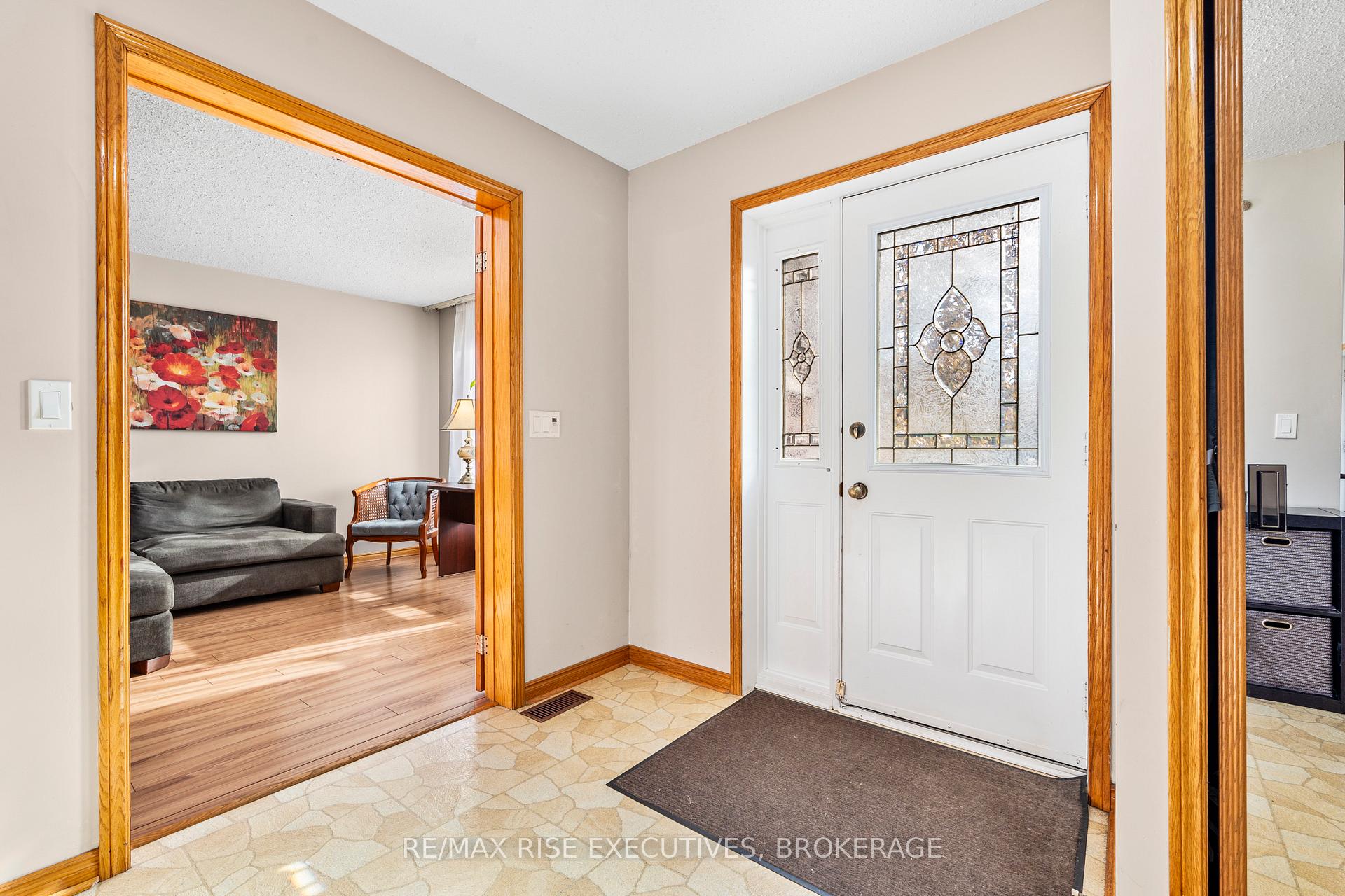 Photo 5 of 530 Canterbury Crescent, Kingston, City Southwest — HOMEH