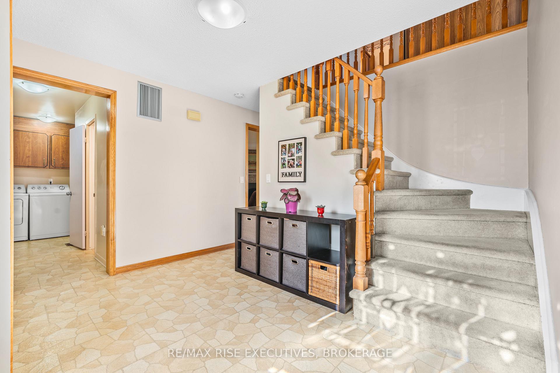 Photo 6 of 530 Canterbury Crescent, Kingston, City Southwest — HOMEH