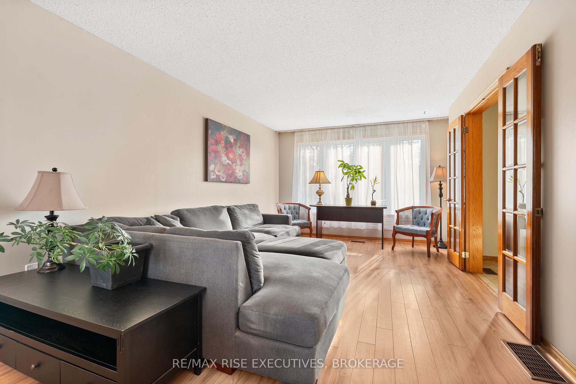 Photo 8 of 530 Canterbury Crescent, Kingston, City Southwest — HOMEH