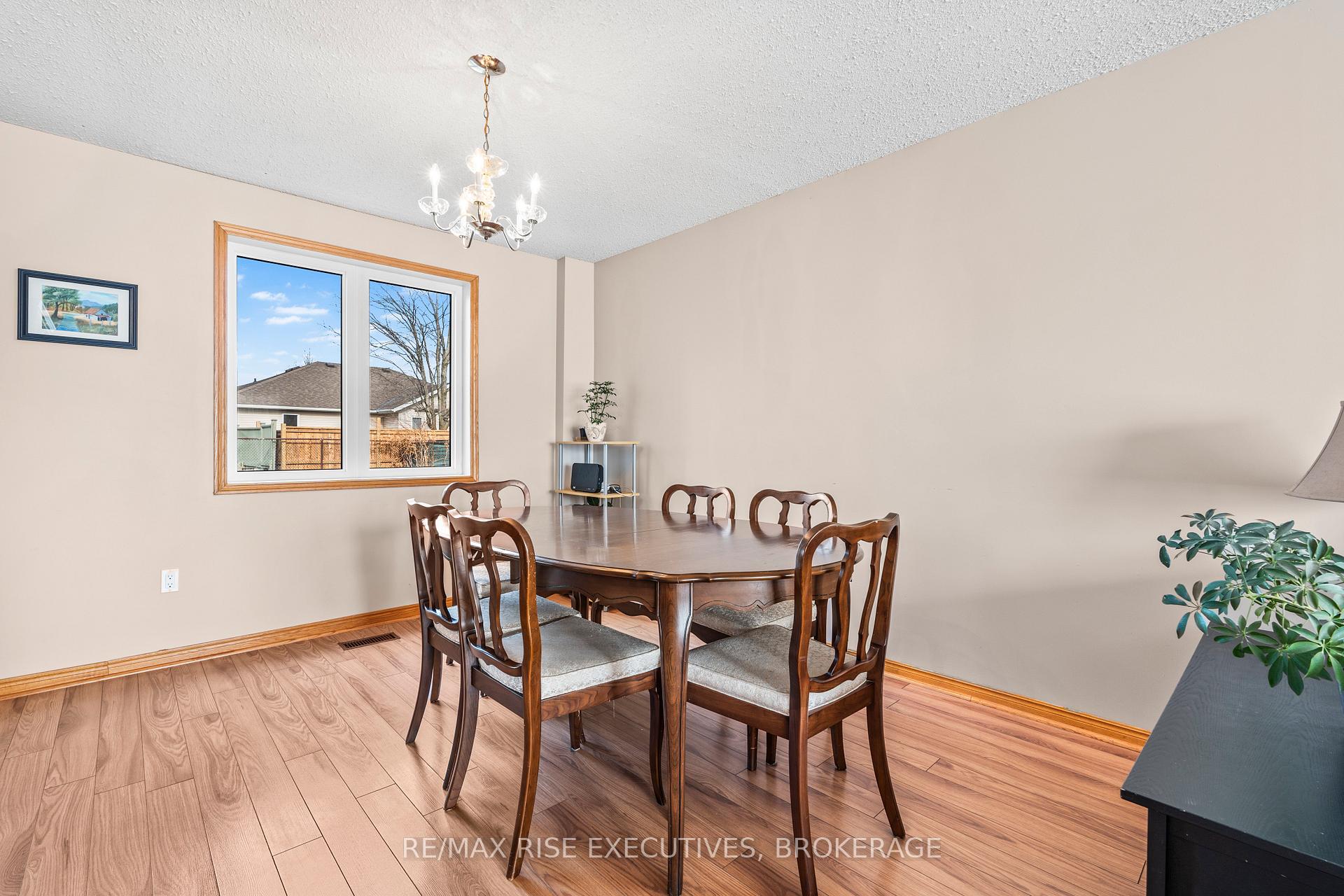 Photo 9 of 530 Canterbury Crescent, Kingston, City Southwest — HOMEH