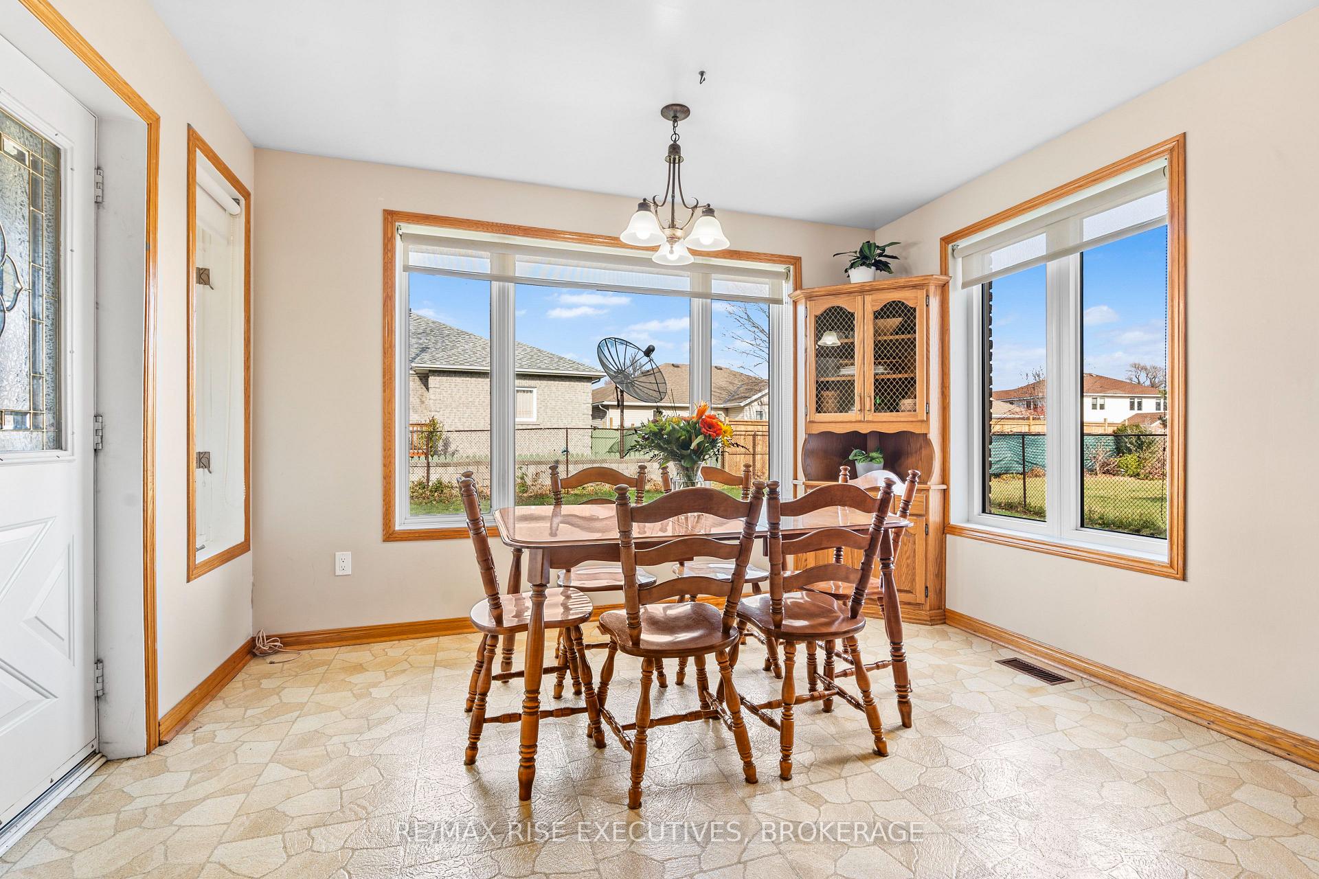 Photo 10 of 530 Canterbury Crescent, Kingston, City Southwest — HOMEH