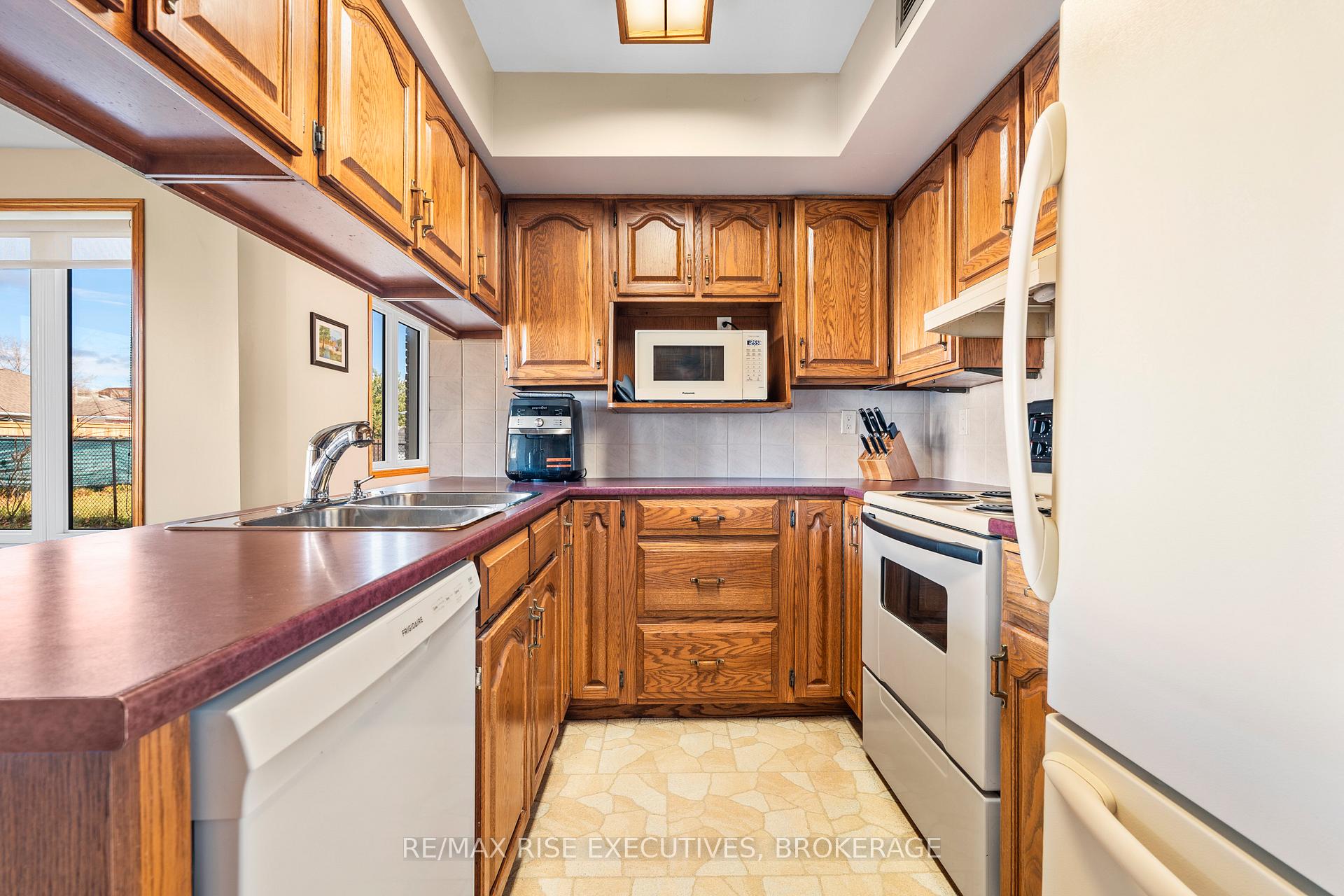 Photo 13 of 530 Canterbury Crescent, Kingston, City Southwest — HOMEH