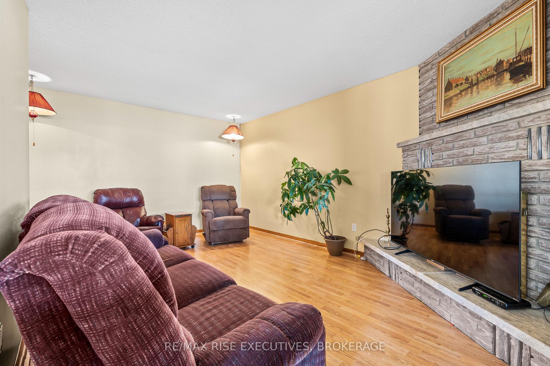 Photo 14 of 530 Canterbury Crescent, Kingston, City Southwest — HOMEH