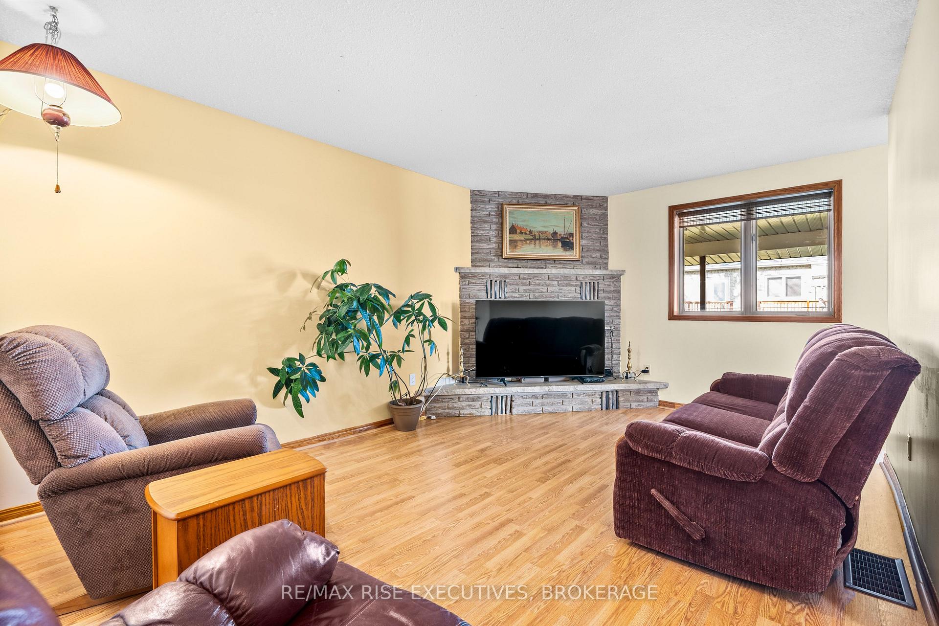 Photo 15 of 530 Canterbury Crescent, Kingston, City Southwest — HOMEH
