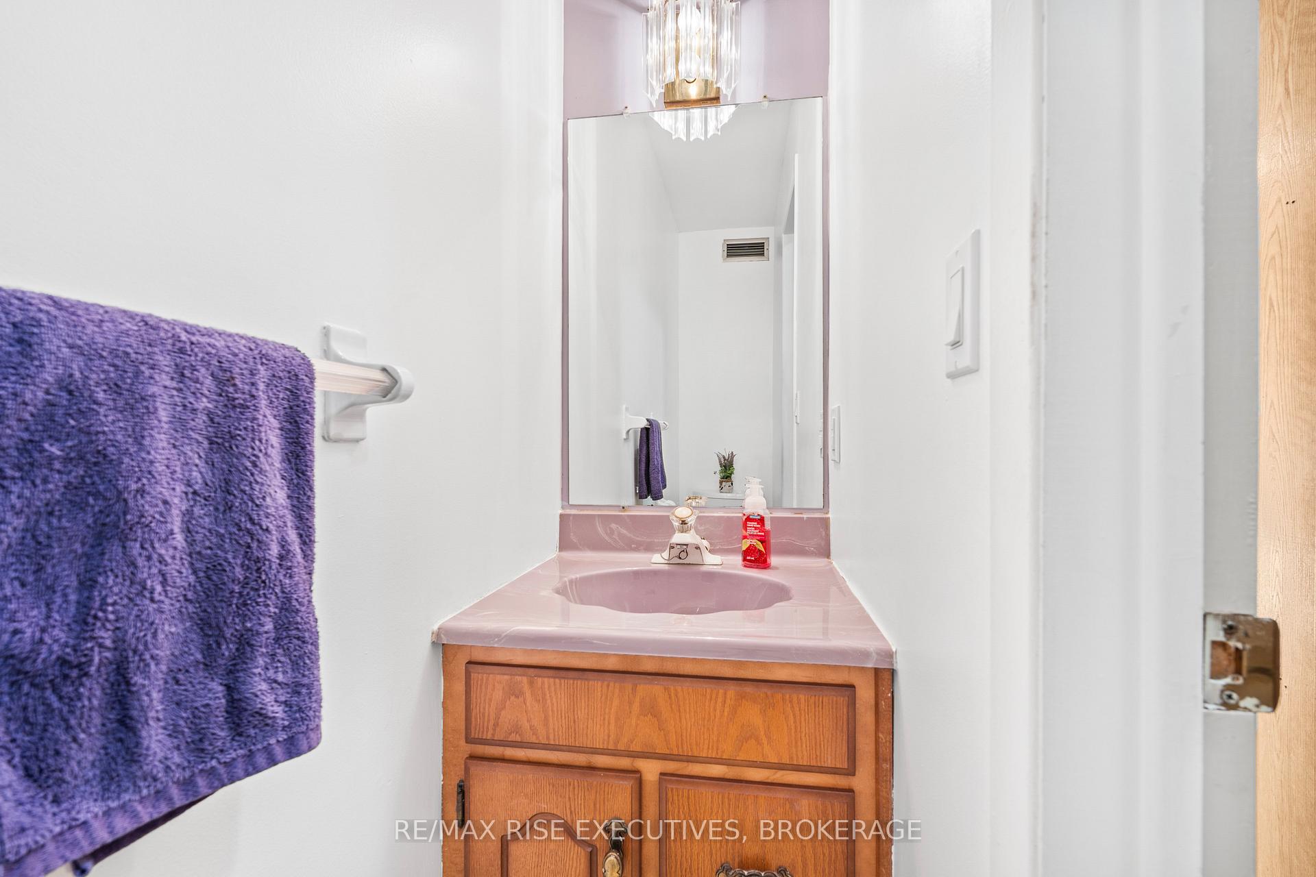 Photo 16 of 530 Canterbury Crescent, Kingston, City Southwest — HOMEH