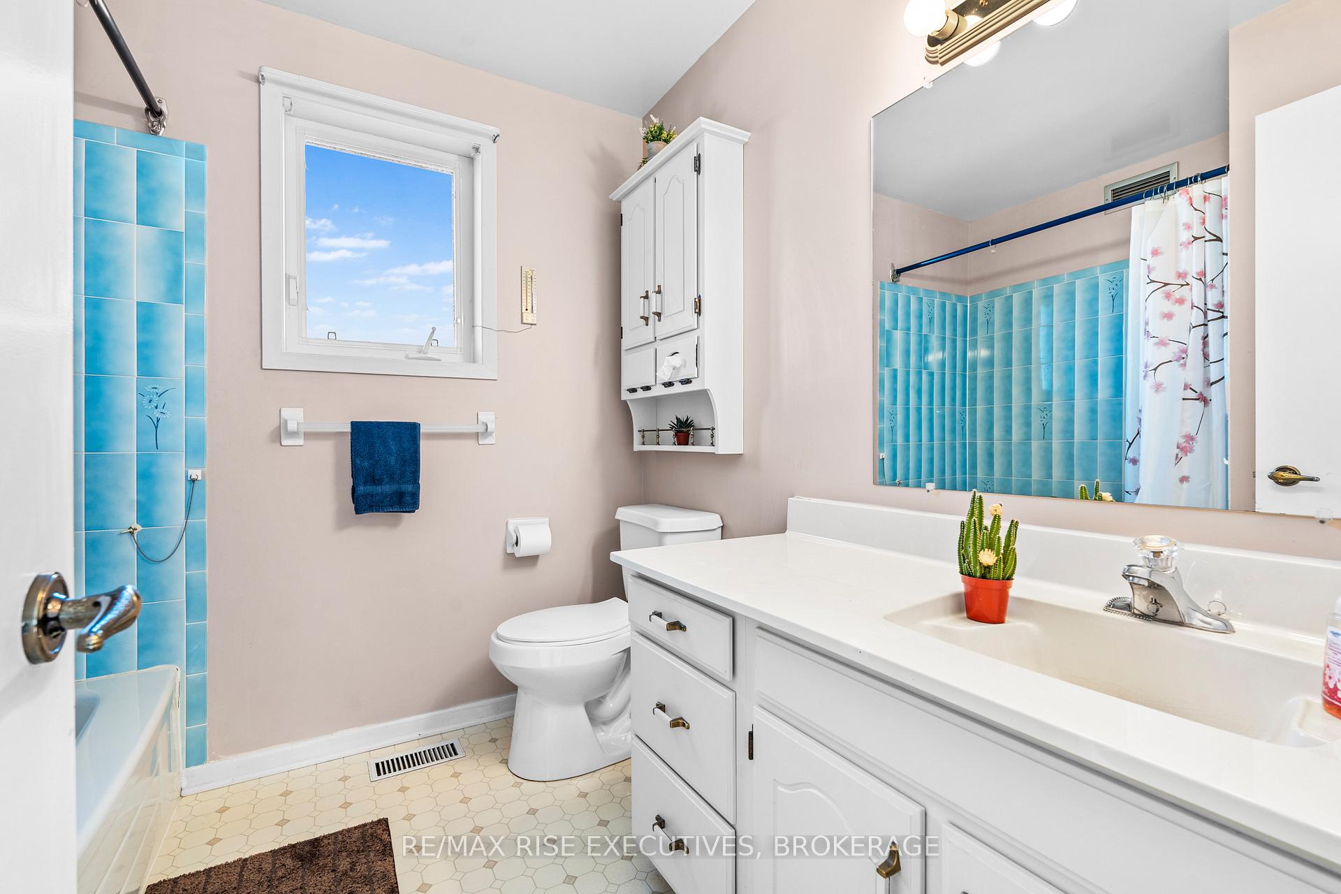 Photo 20 of 530 Canterbury Crescent, Kingston, City Southwest — HOMEH