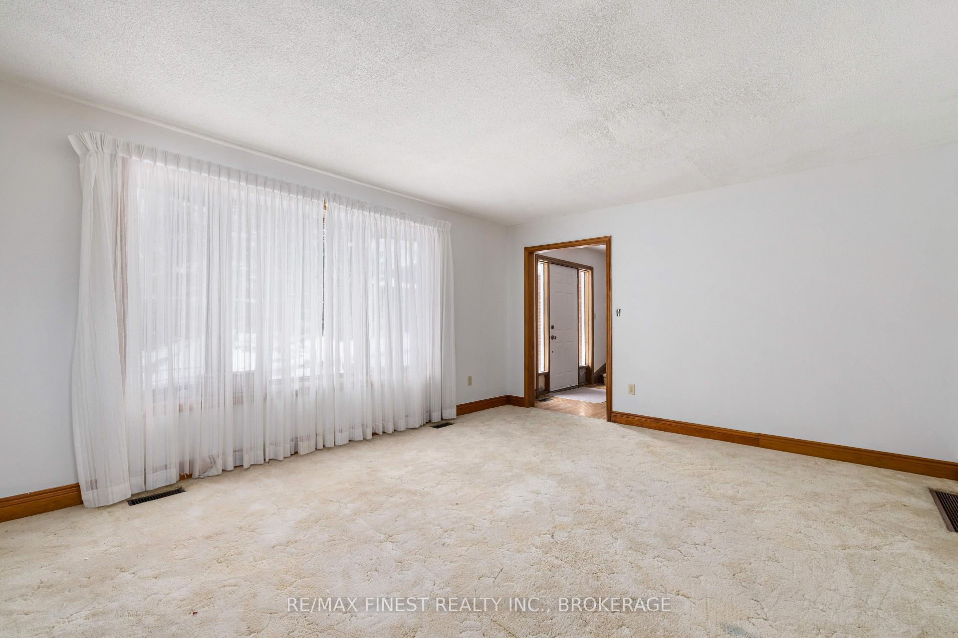 Photo 7 of 555 Rankin Crescent, Kingston, South of Taylor-Kidd Blvd — HOMEH