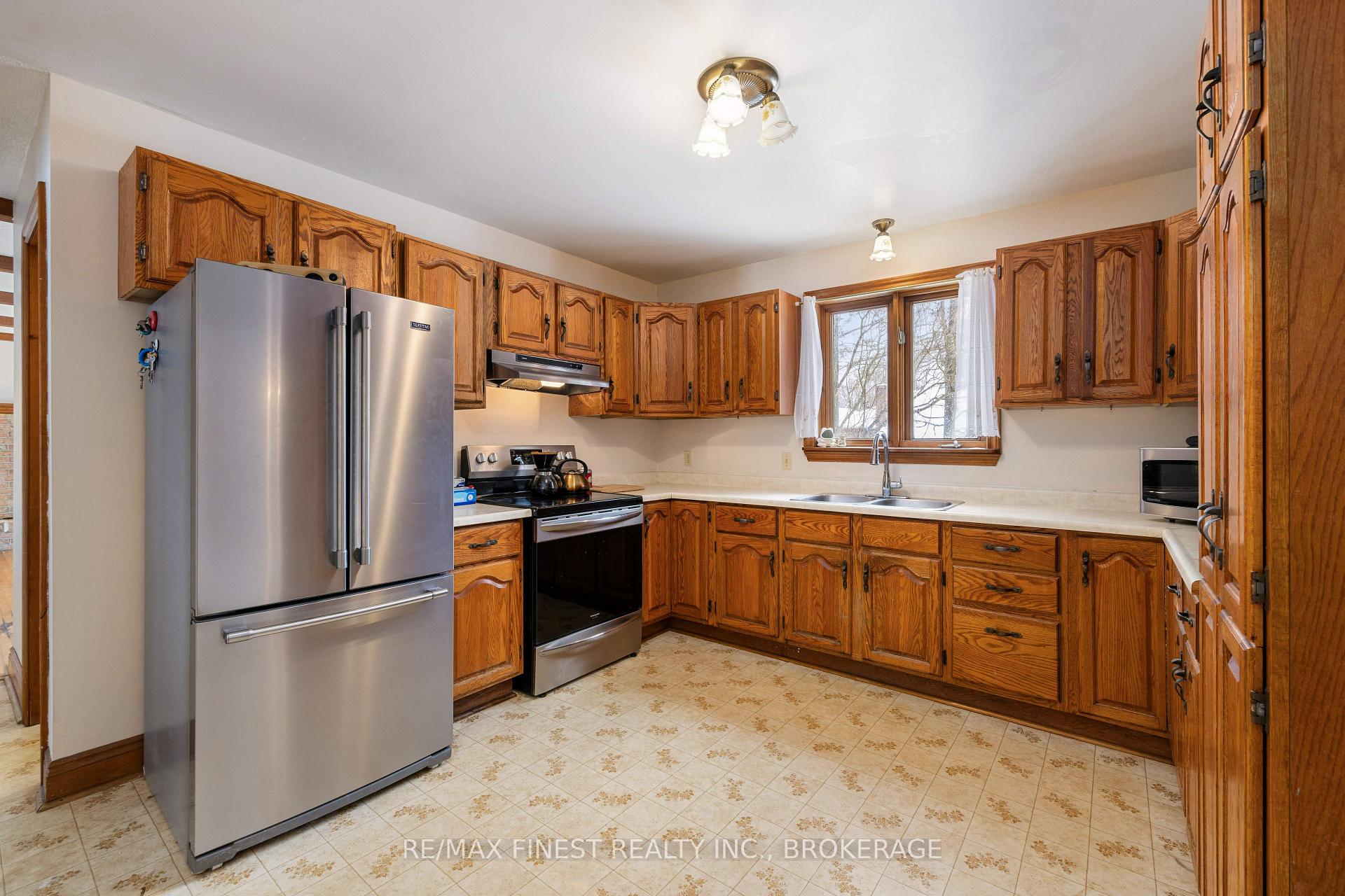 Photo 11 of 555 Rankin Crescent, Kingston, South of Taylor-Kidd Blvd — HOMEH