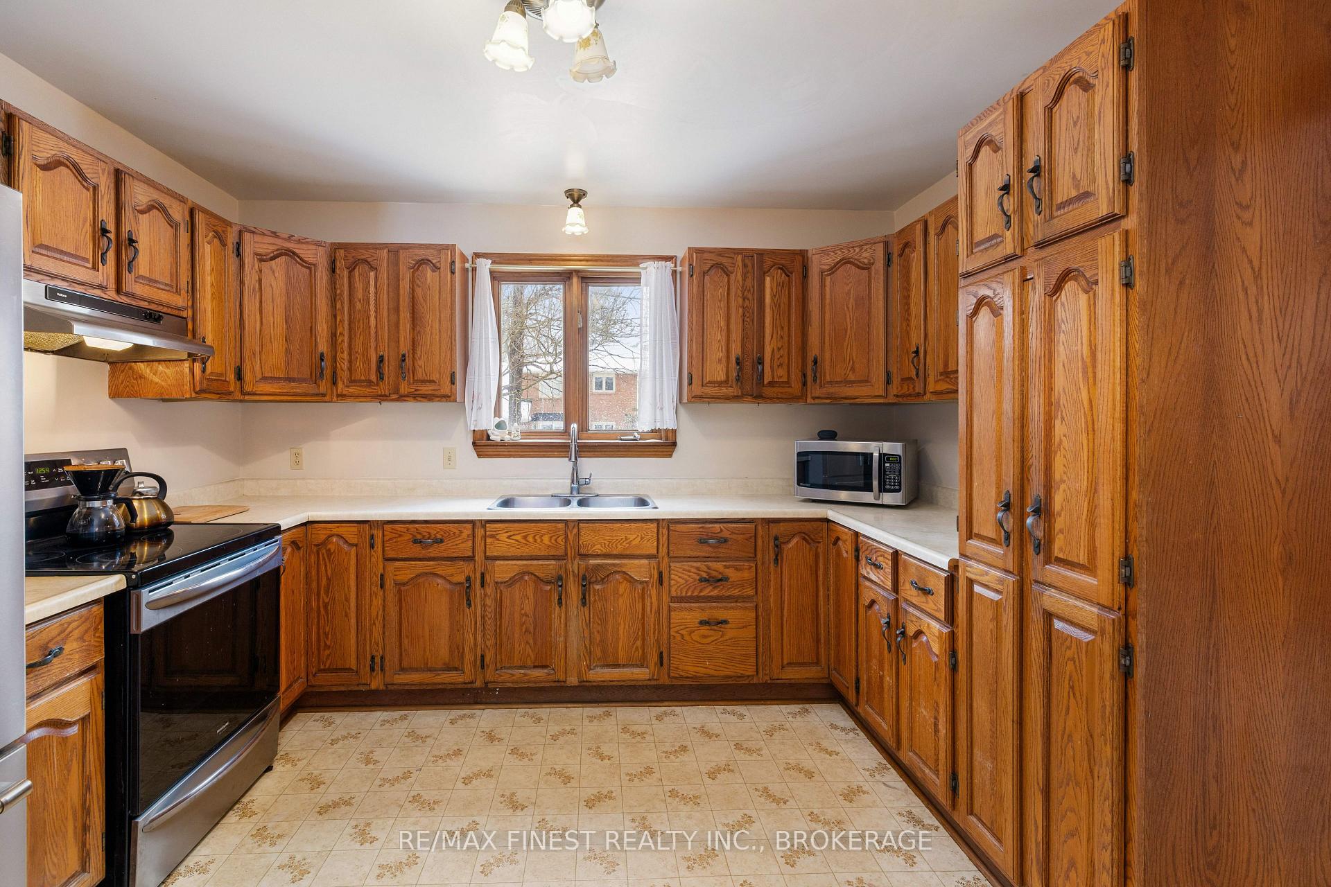 Photo 12 of 555 Rankin Crescent, Kingston, South of Taylor-Kidd Blvd — HOMEH