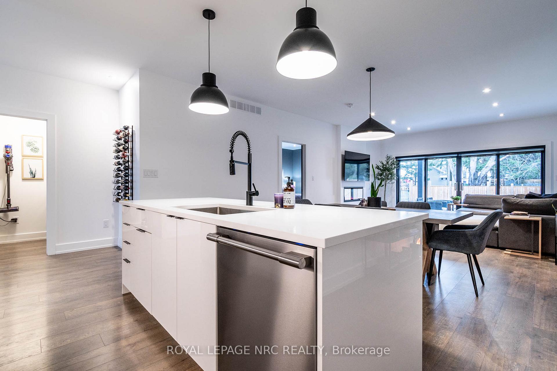 Photo 5 of 6160 Curlin Crescent, Niagara Falls, Forestview — HOMEH
