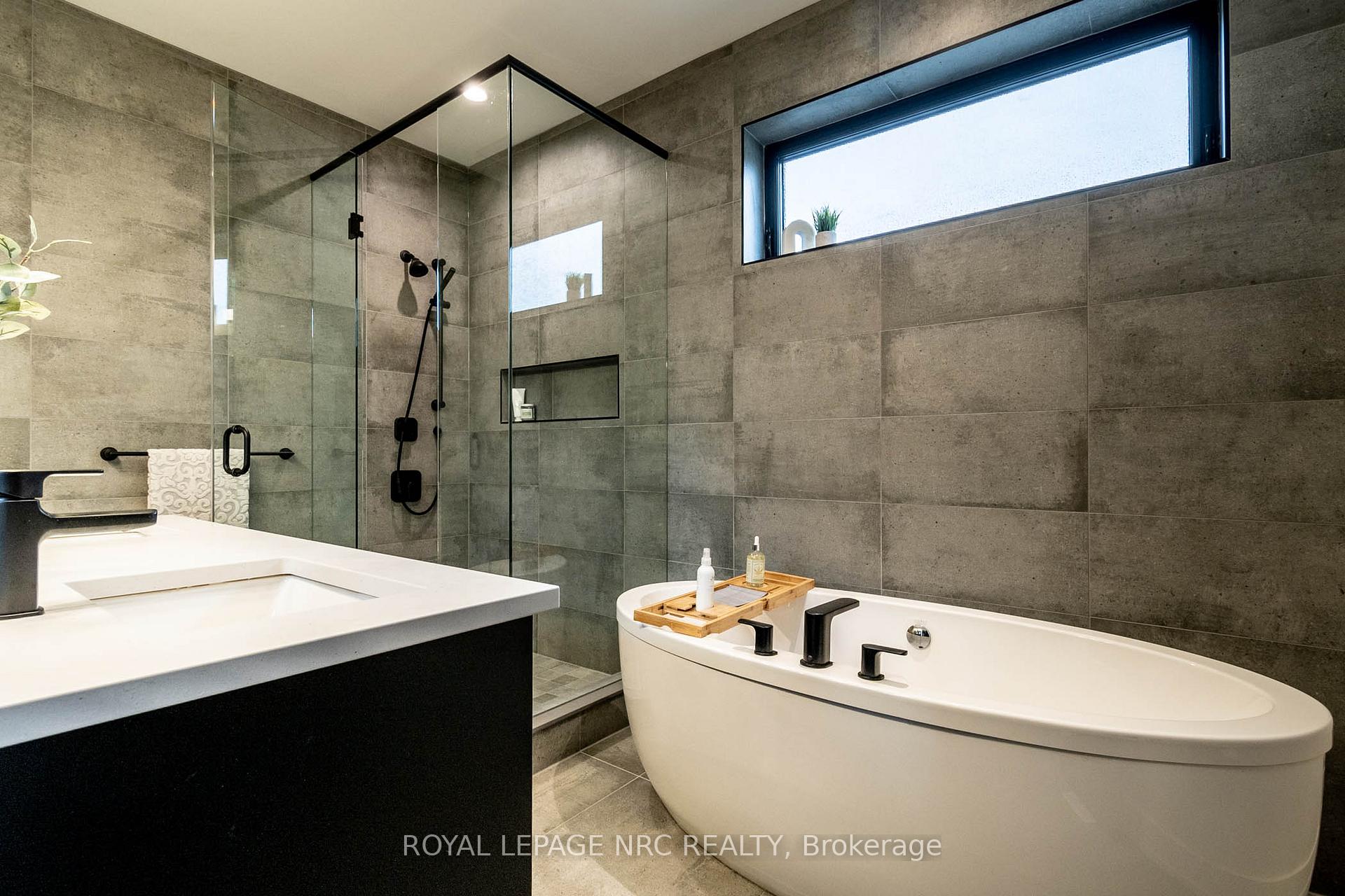 Photo 10 of 6160 Curlin Crescent, Niagara Falls, Forestview — HOMEH