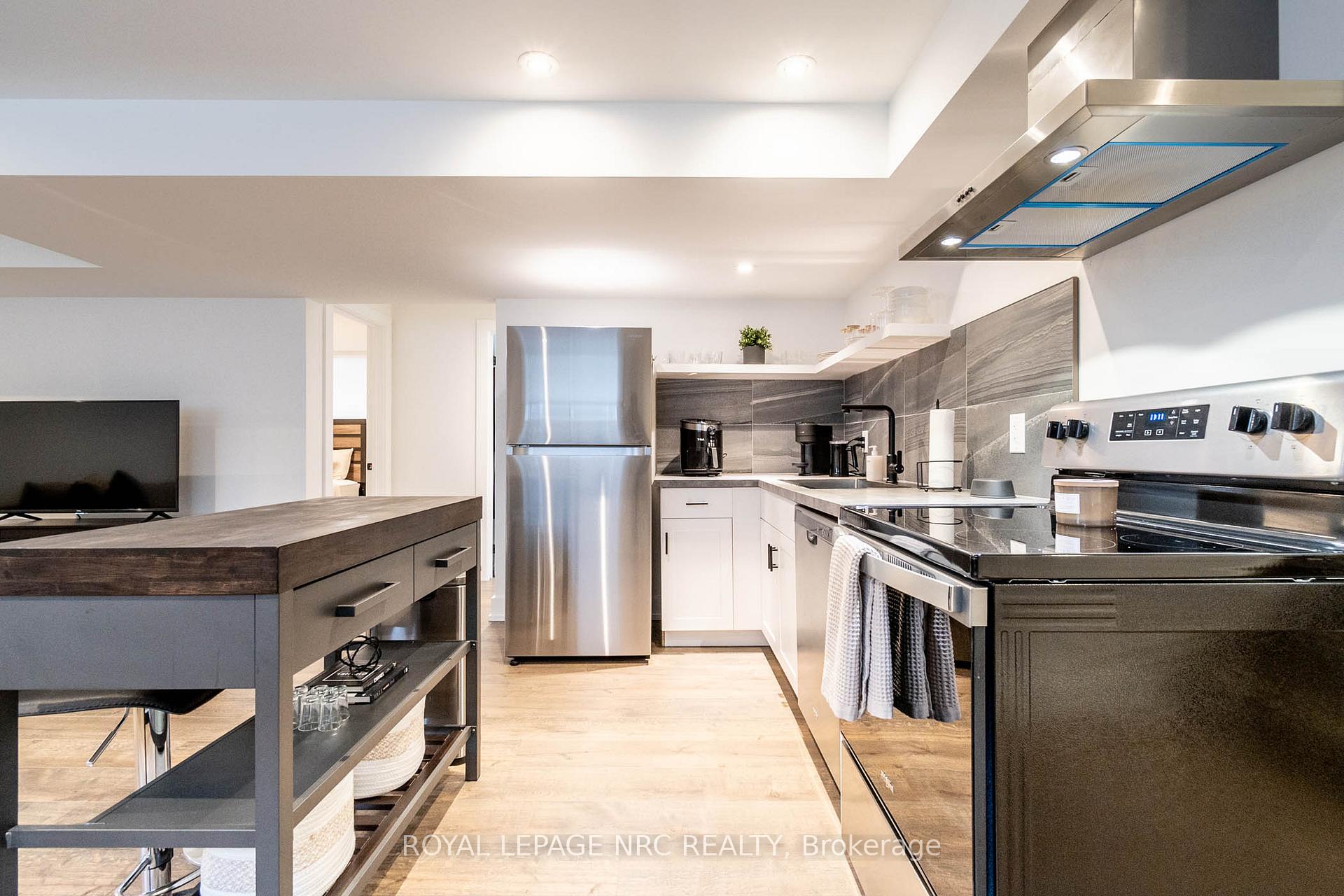 Photo 11 of 6160 Curlin Crescent, Niagara Falls, Forestview — HOMEH