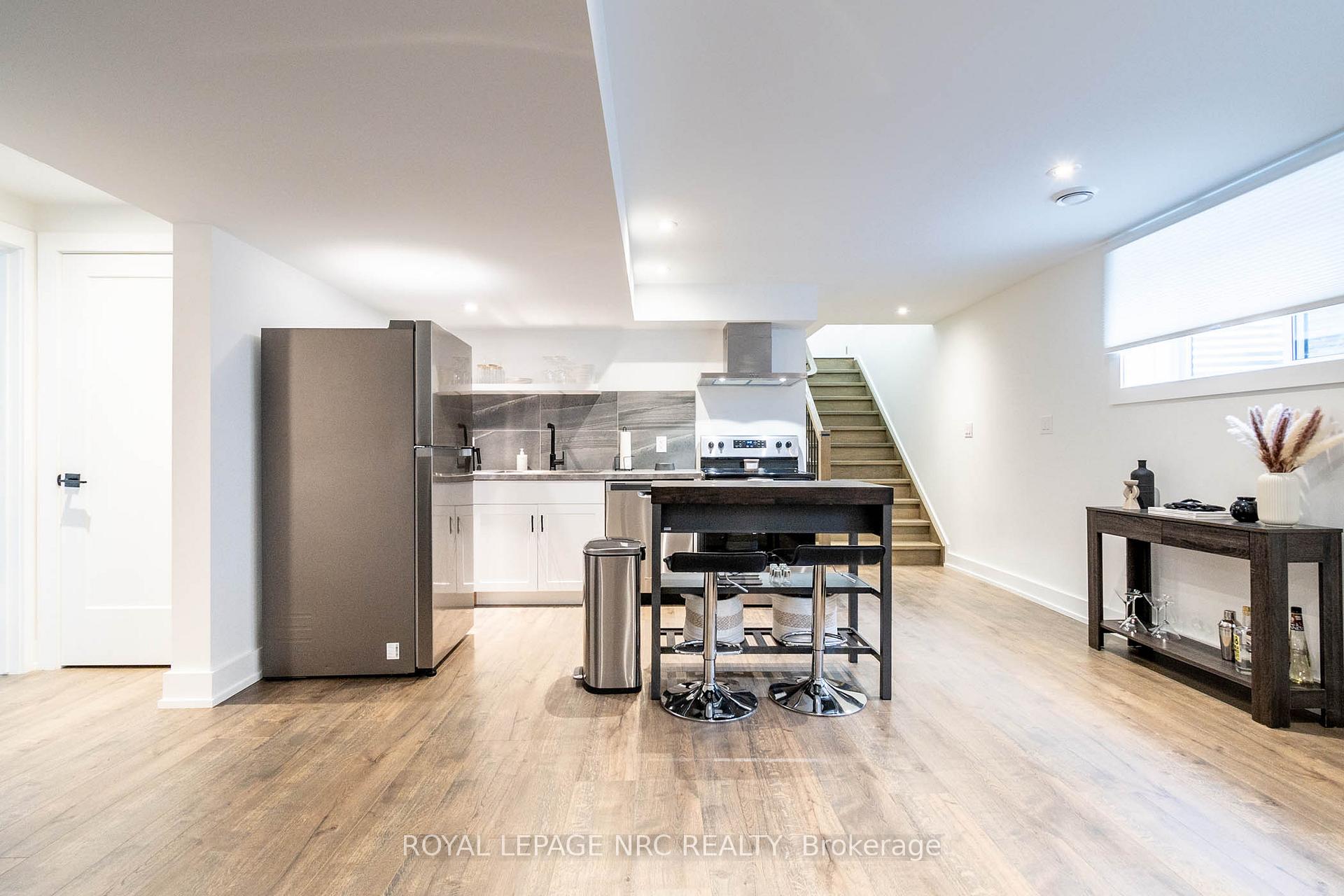 Photo 12 of 6160 Curlin Crescent, Niagara Falls, Forestview — HOMEH