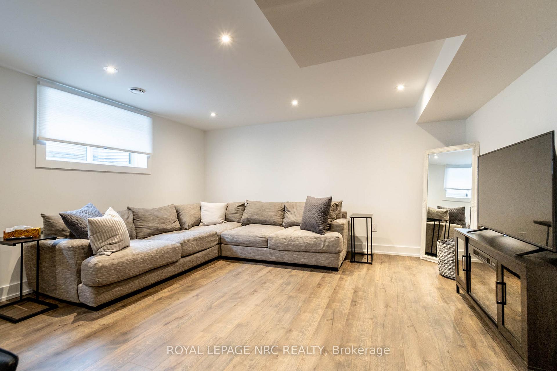 Photo 13 of 6160 Curlin Crescent, Niagara Falls, Forestview — HOMEH