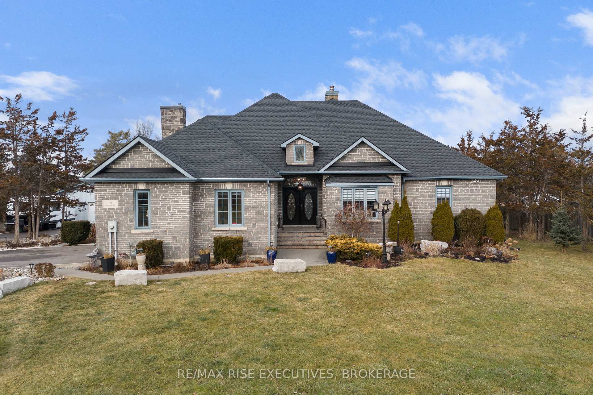 Front of 977 Sunnyside Road